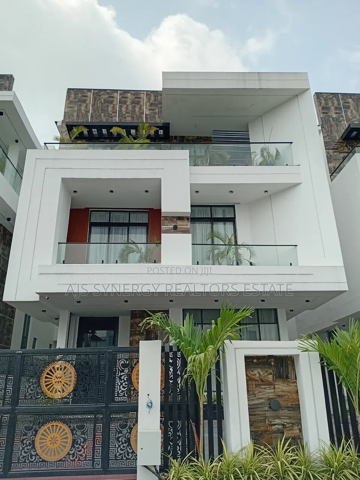 6bdrm Duplex in Chevron for sale in Chevron
