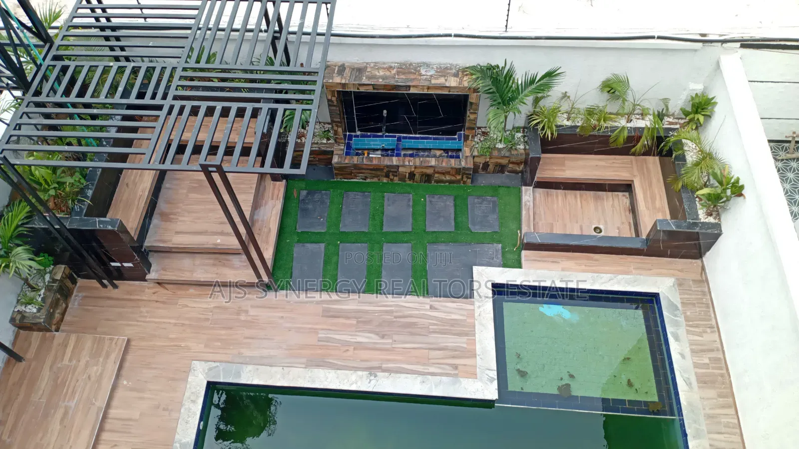 6bdrm Duplex in Chevron for sale in Chevron