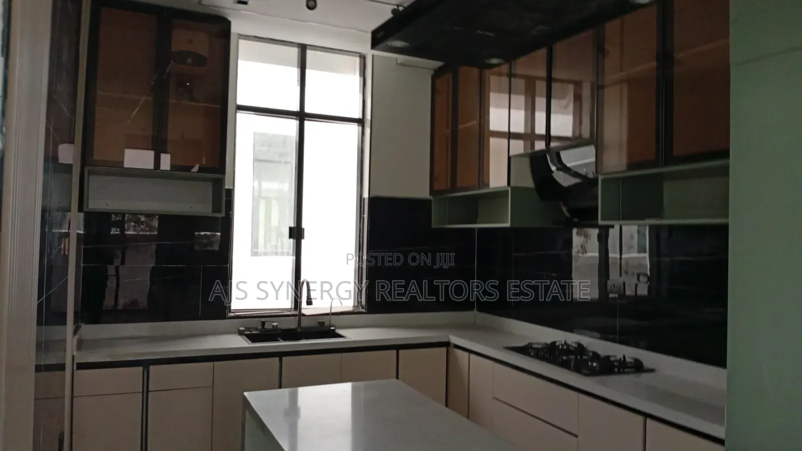 6bdrm Duplex in Chevron for sale in Chevron