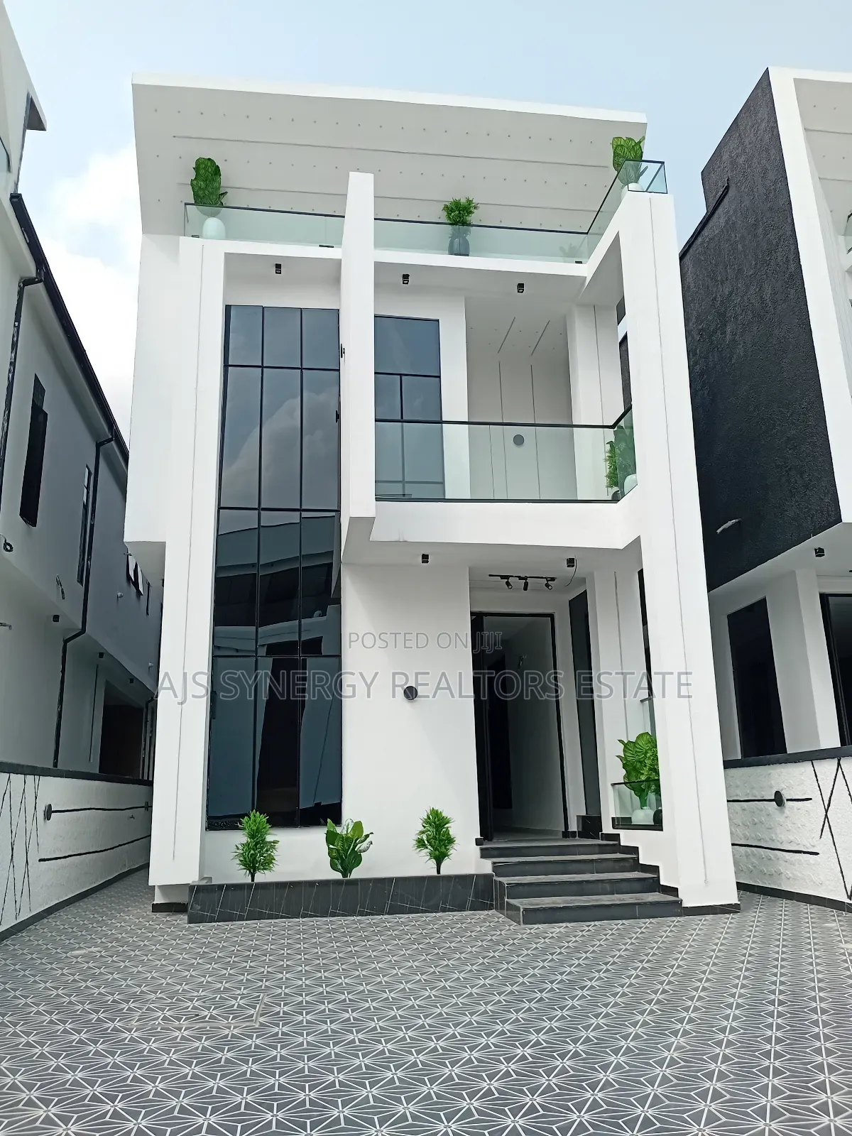 5bdrm Duplex in Chevron for sale in Chevron