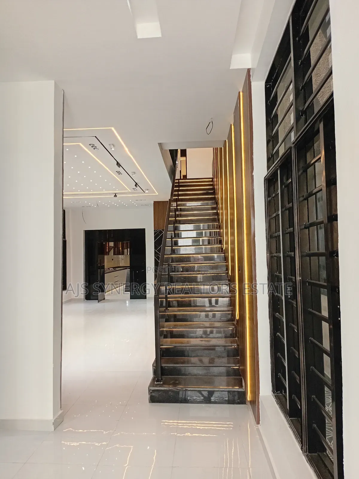 5bdrm Duplex in Chevron for sale in Chevron
