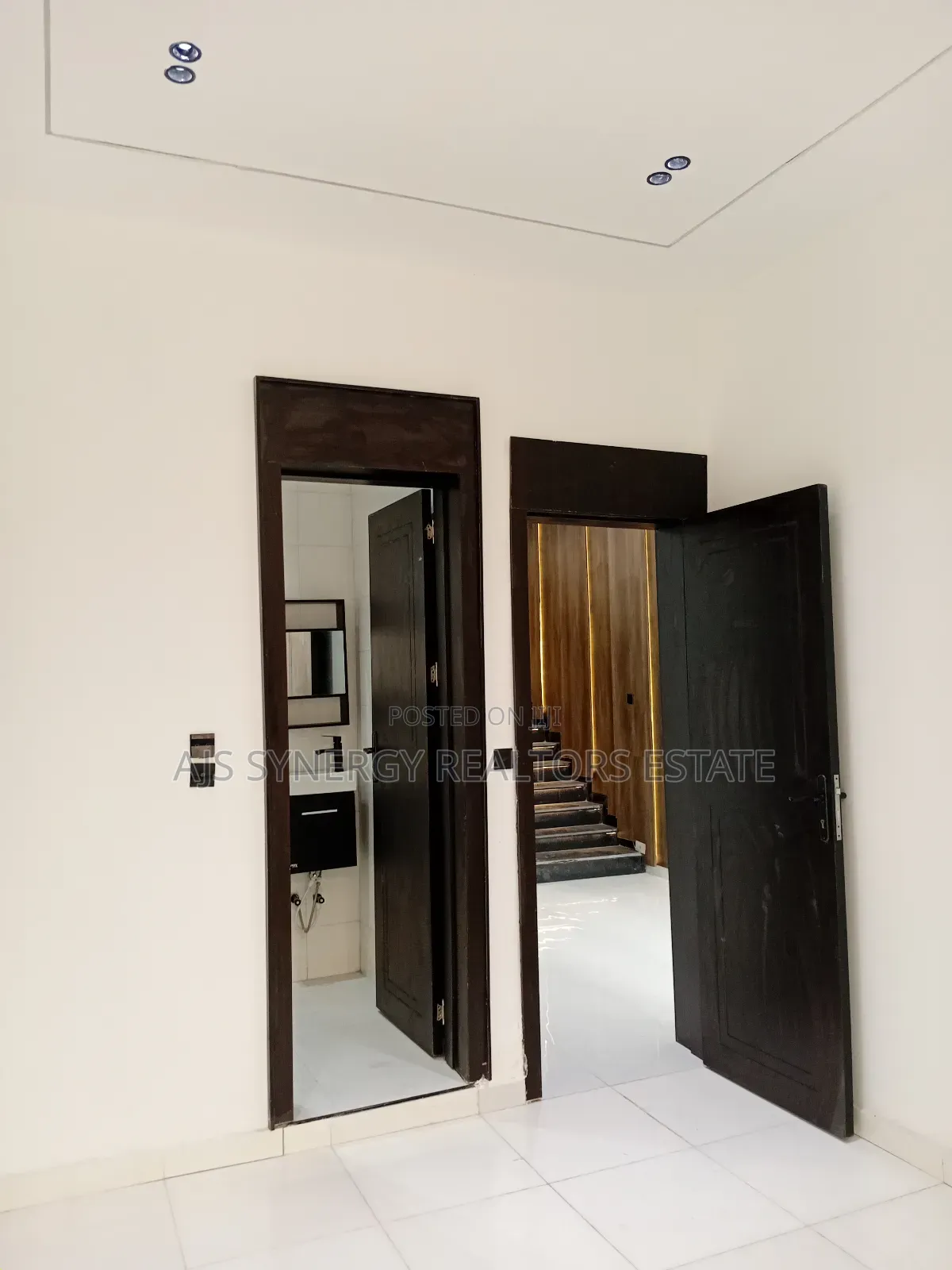 5bdrm Duplex in Chevron for sale in Chevron