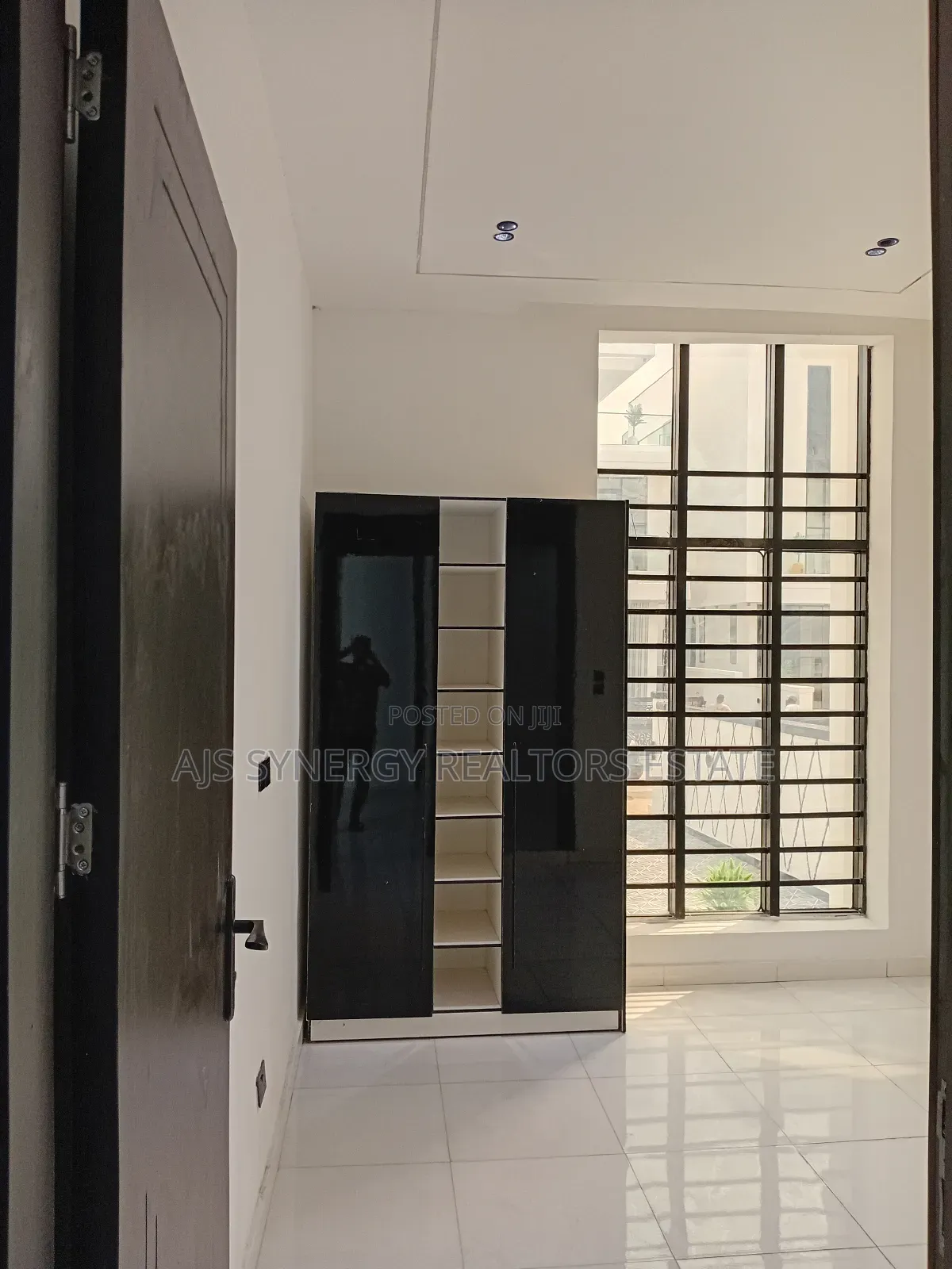 5bdrm Duplex in Chevron for sale in Chevron