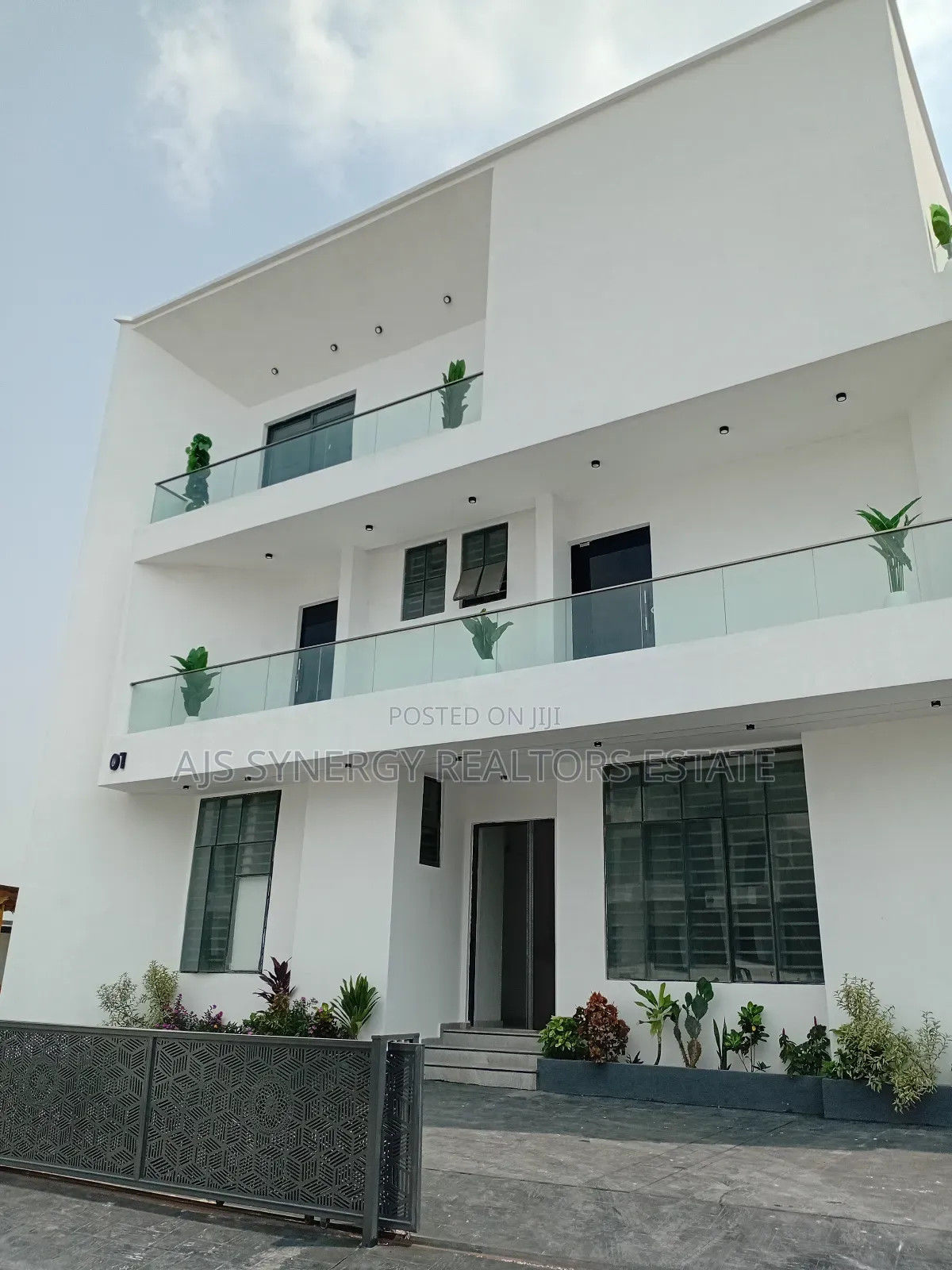 6bdrm Duplex in Chevron for sale in Chevron