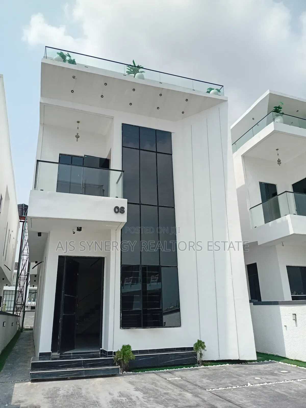 5bdrm Duplex in Chevron for sale in Chevron