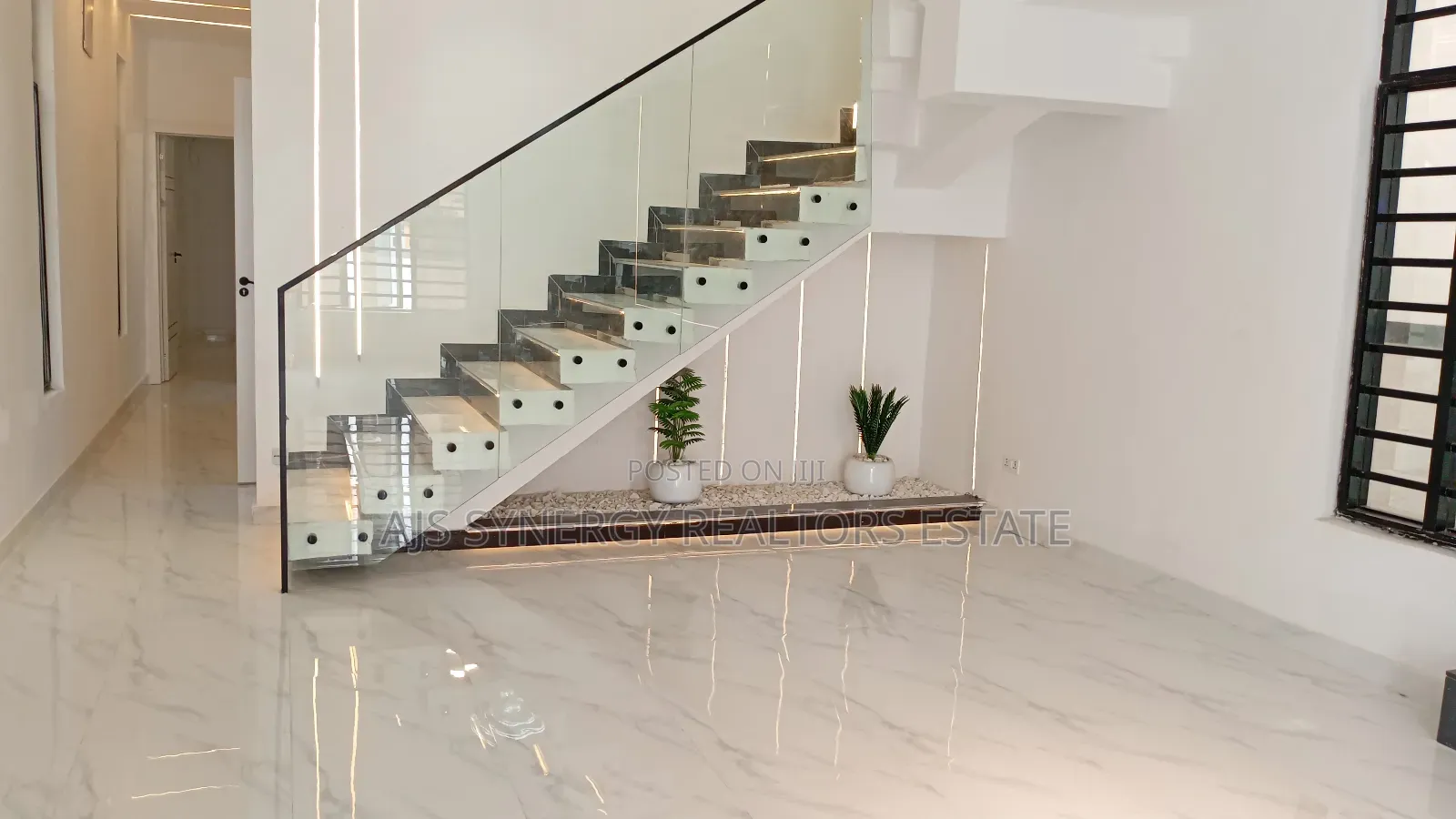 5bdrm Duplex in Chevron for sale in Chevron