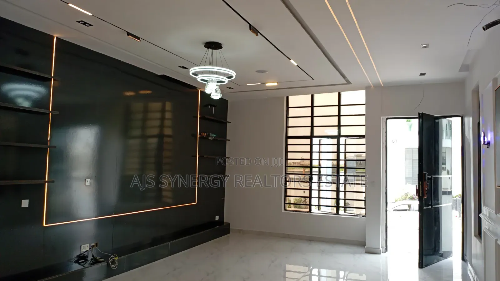 5bdrm Duplex in Chevron for sale in Chevron