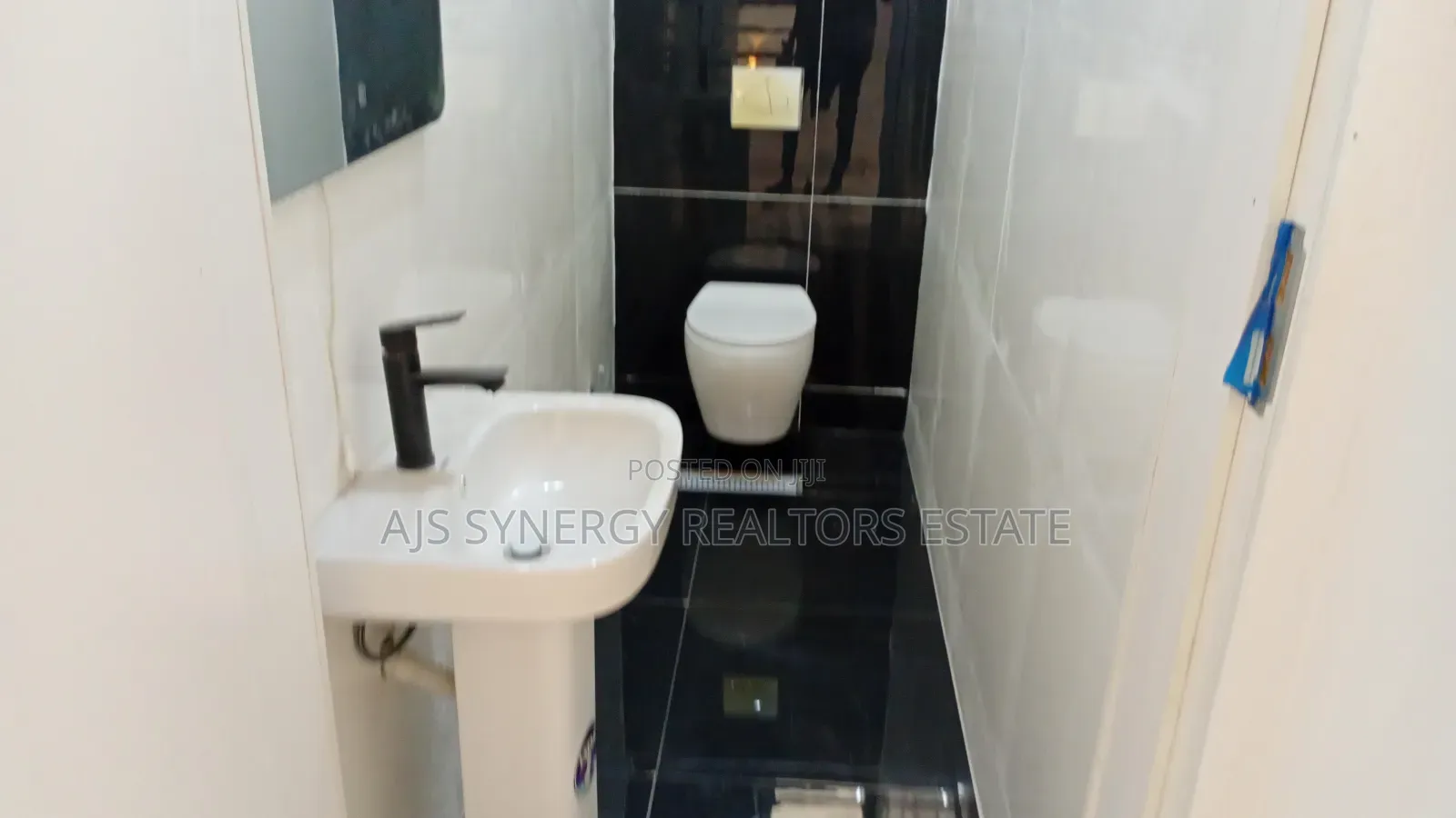 5bdrm Duplex in Chevron for sale in Chevron