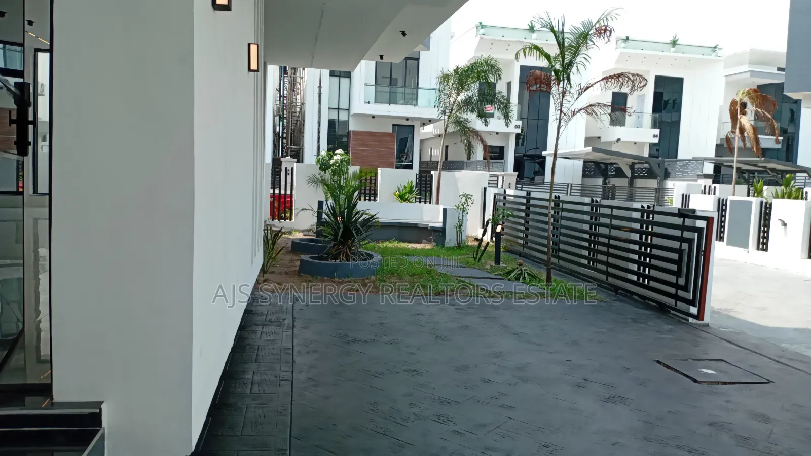 5bdrm Duplex in Chevron for sale in Chevron