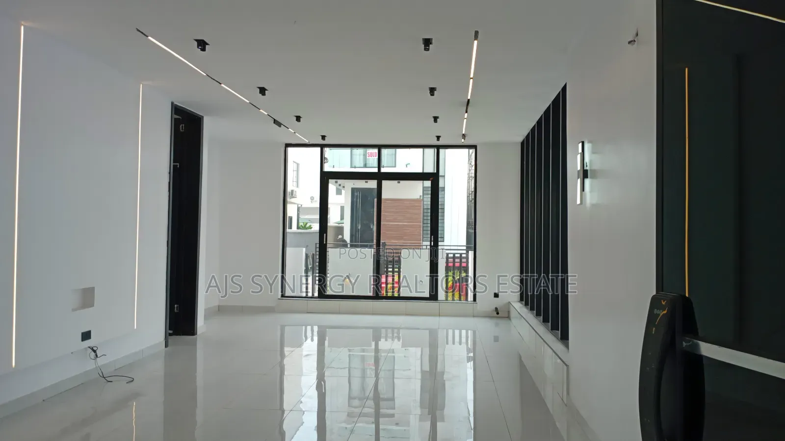 5bdrm Duplex in Chevron for sale in Chevron