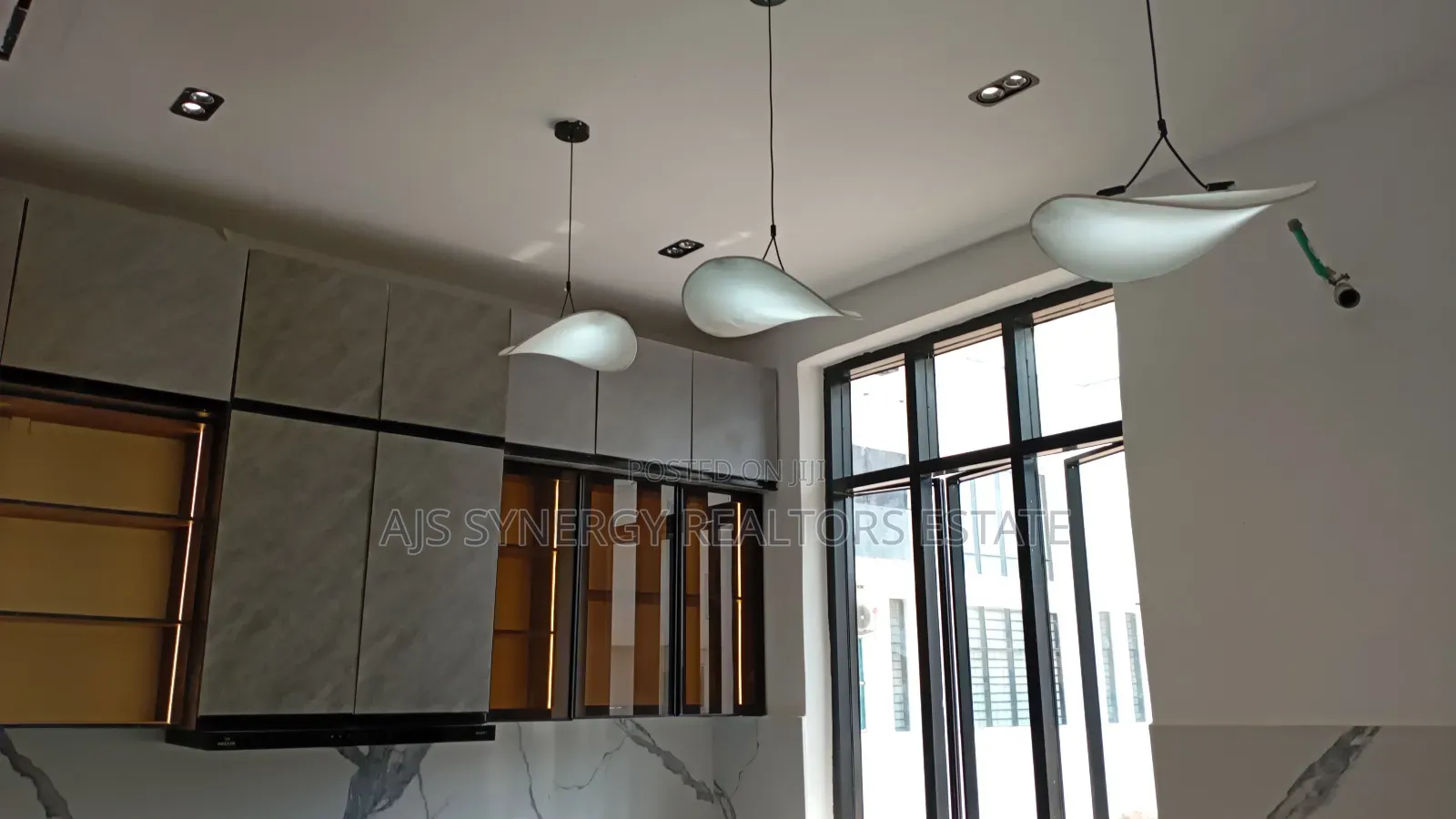 5bdrm Duplex in Chevron for sale in Chevron
