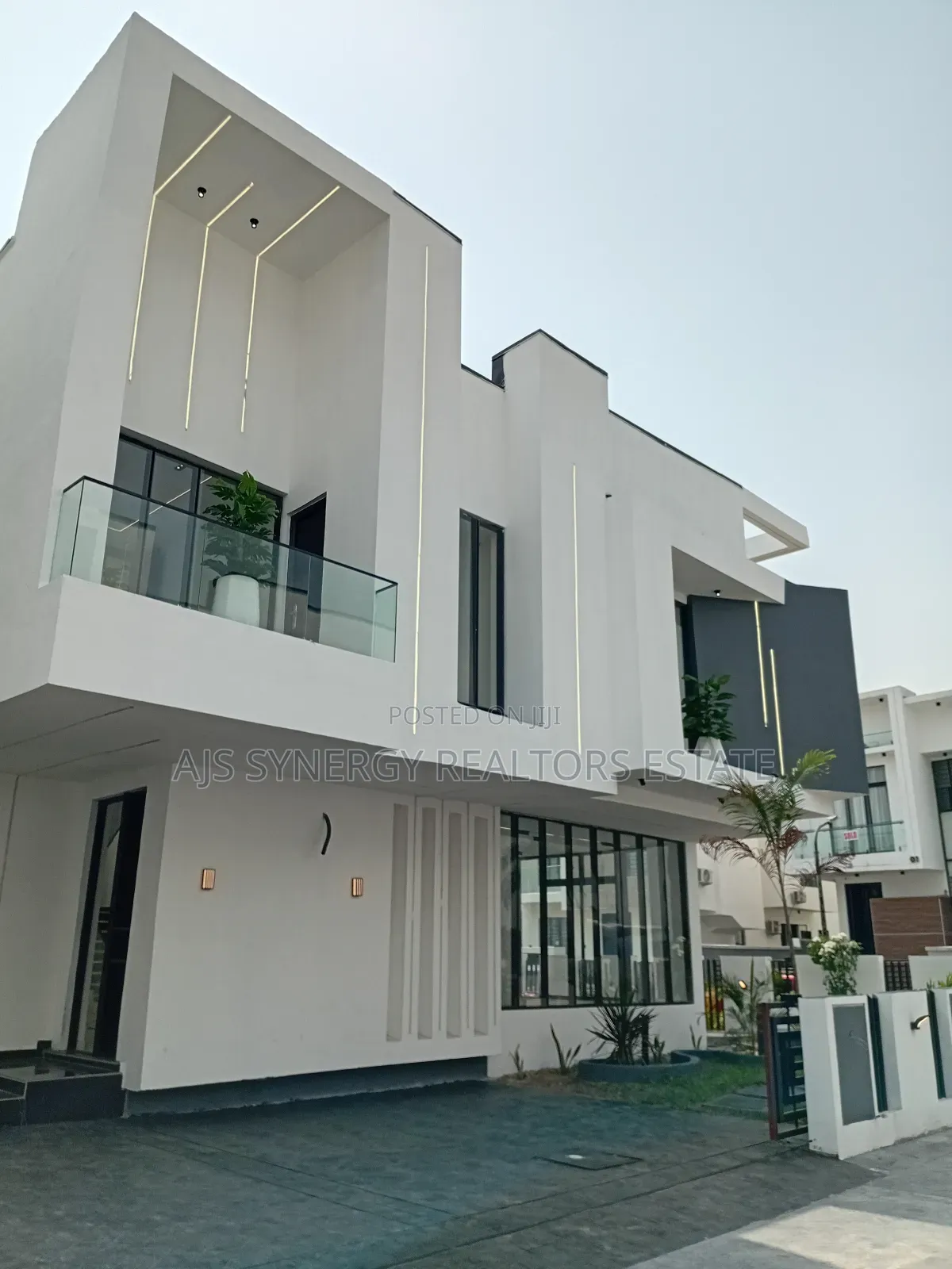 5bdrm Duplex in Chevron for sale in Chevron