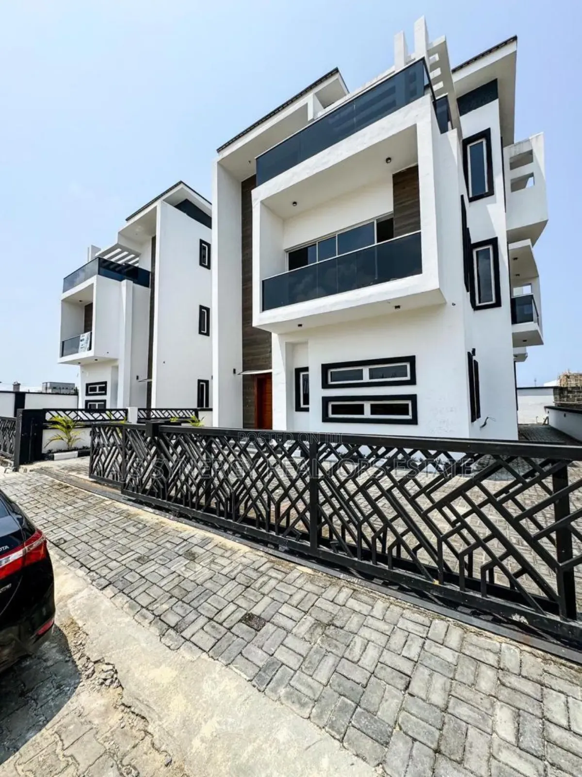 5bdrm Duplex in Chevron for sale in Chevron
