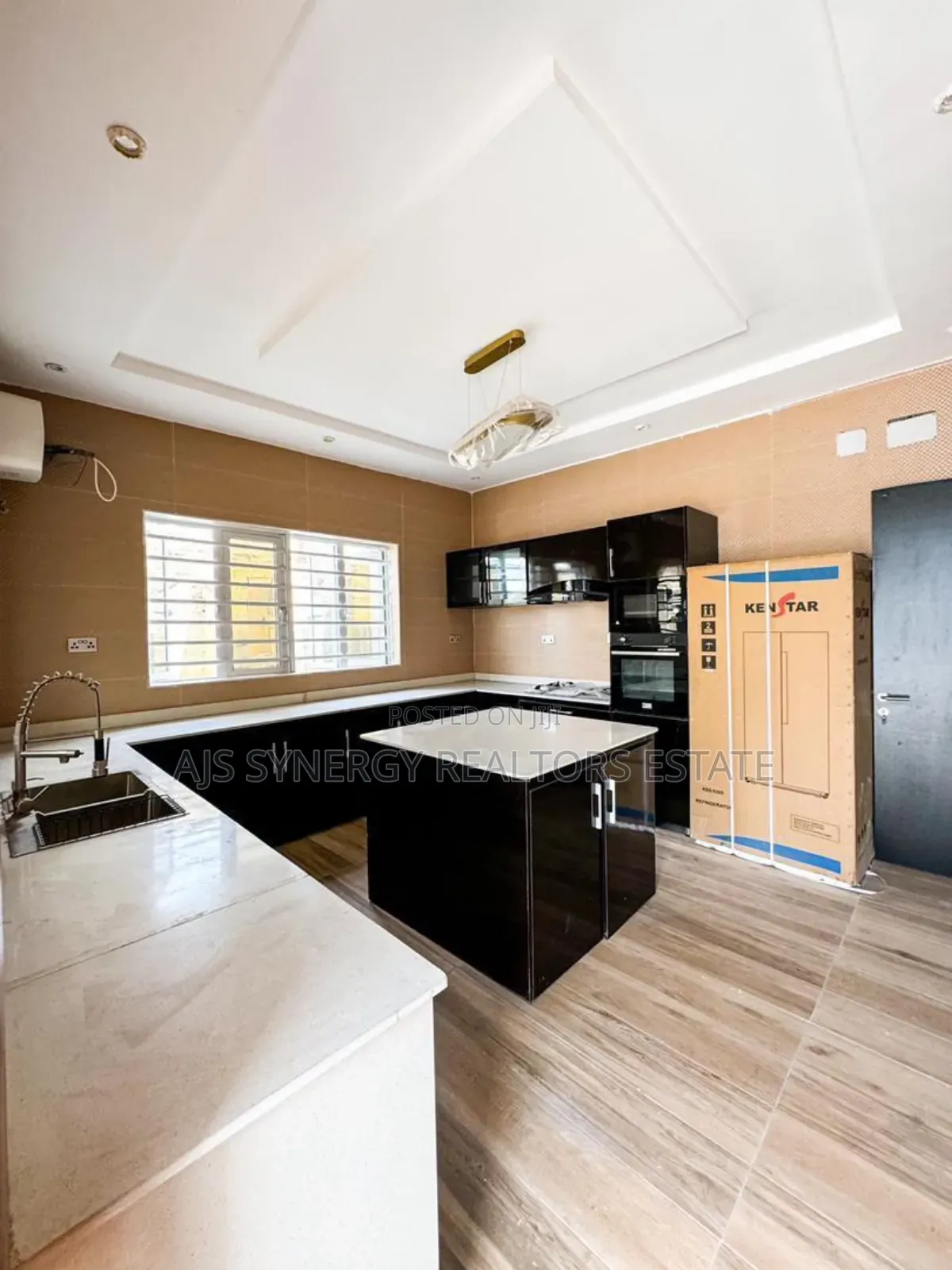 5bdrm Duplex in Chevron for sale in Chevron
