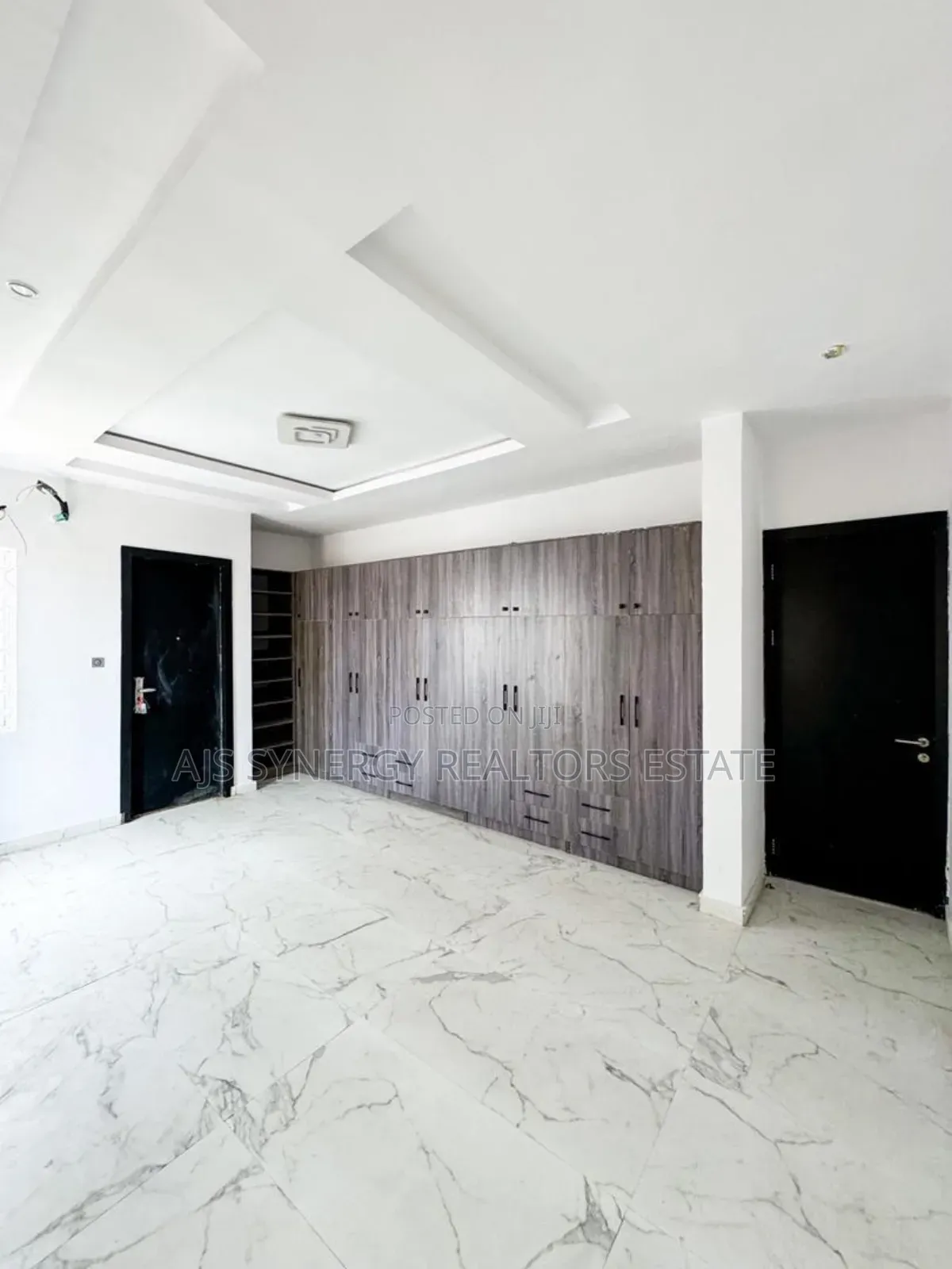 5bdrm Duplex in Chevron for sale in Chevron