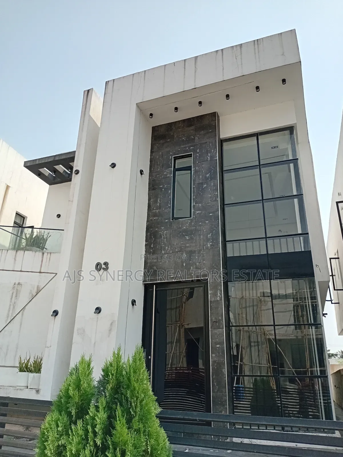 4bdrm Duplex in Chevron for sale in Chevron