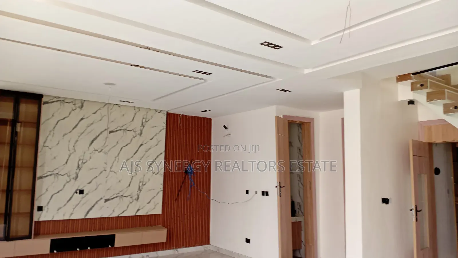 4bdrm Duplex in Chevron for sale in Chevron
