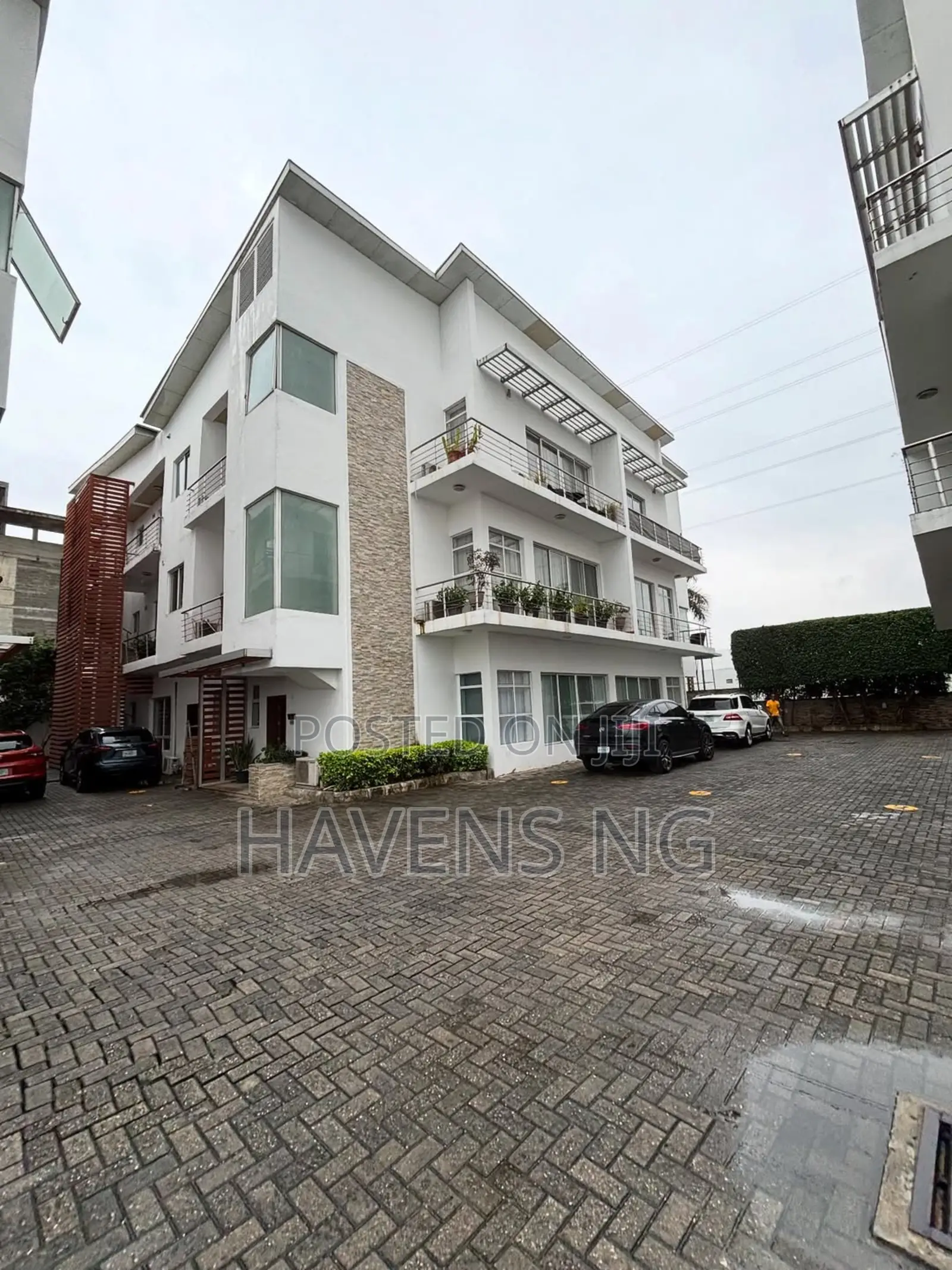 3bdrm Duplex in Banana Island for sale in Banana Island
