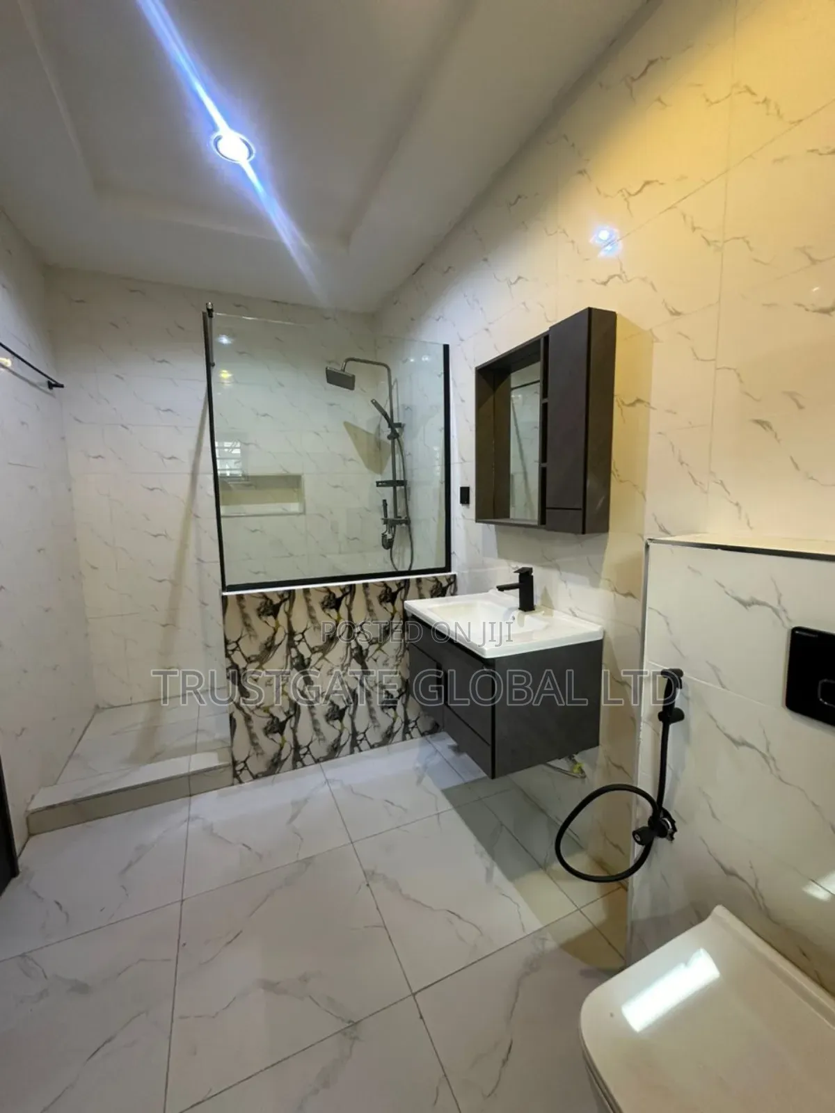 5bdrm Duplex in Apo District for sale in Apo District