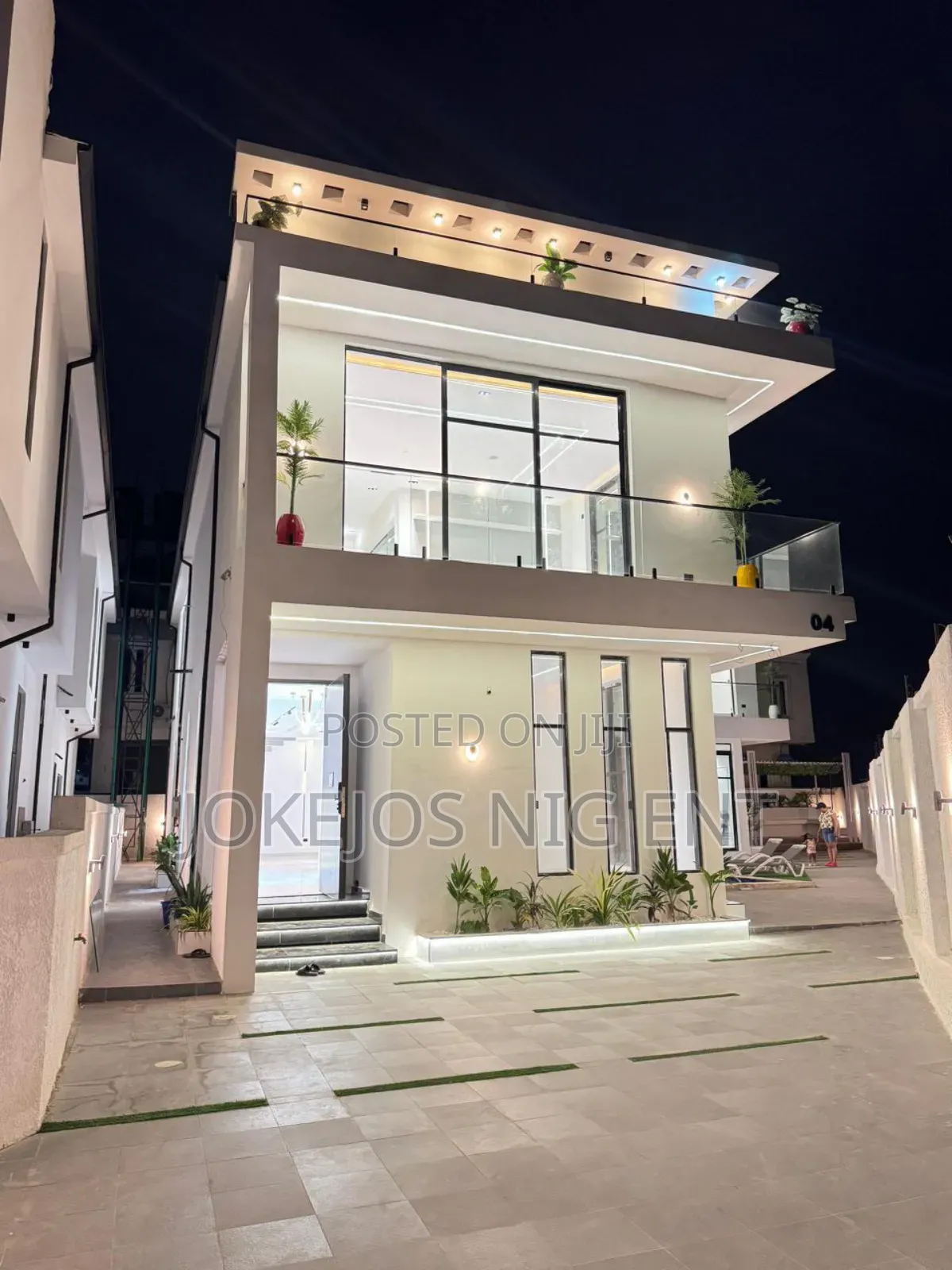 5bdrm Duplex in Chevron Drive for sale in Chevron