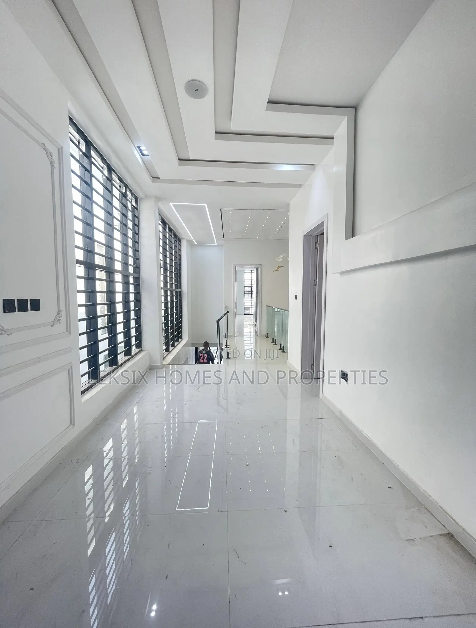 5bdrm Duplex in A Well Secured, Chevron for sale in Chevron