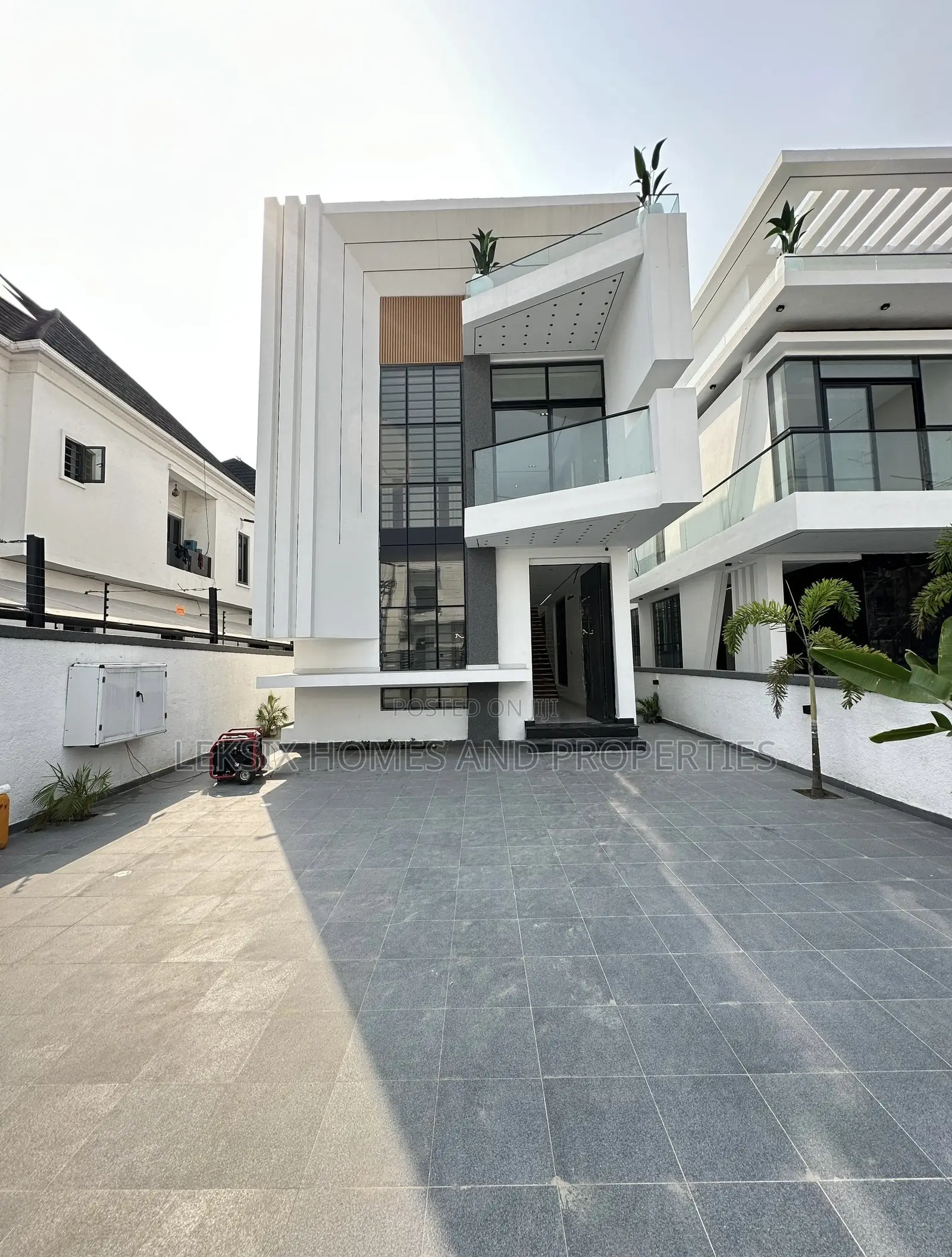 5bdrm Duplex in A Well Secured, Chevron for sale in Chevron