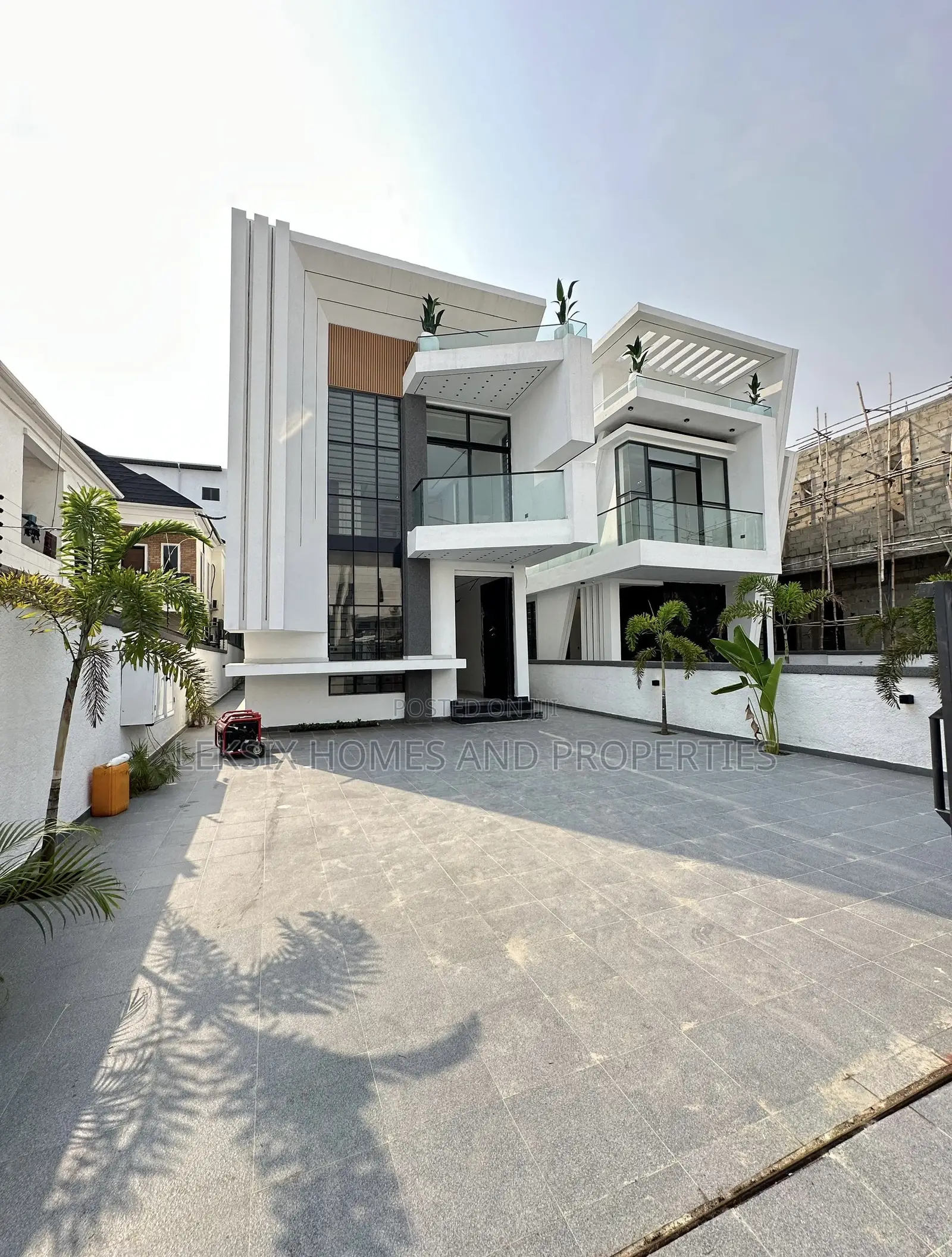 5bdrm Duplex in A Well Secured, Chevron for sale in Chevron