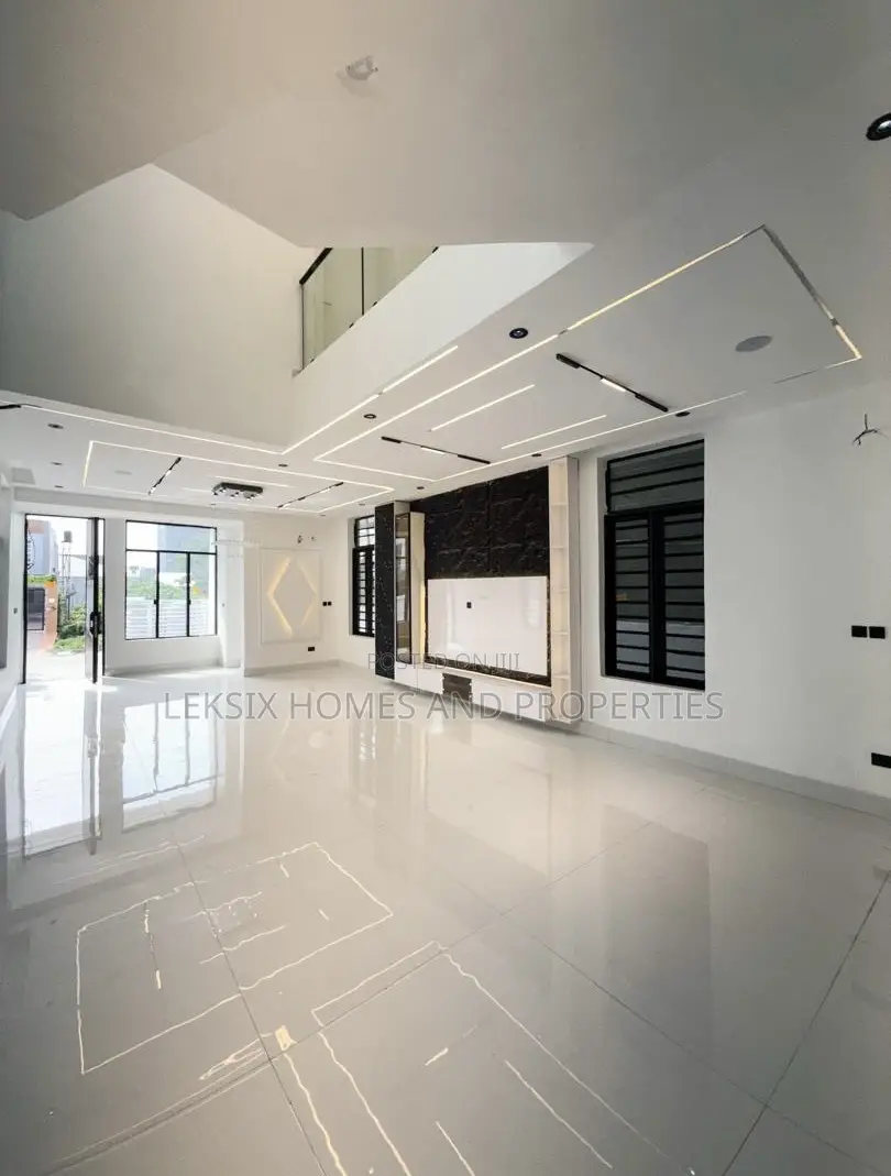 5bdrm Duplex in A Well Secured, Chevron for sale in Chevron