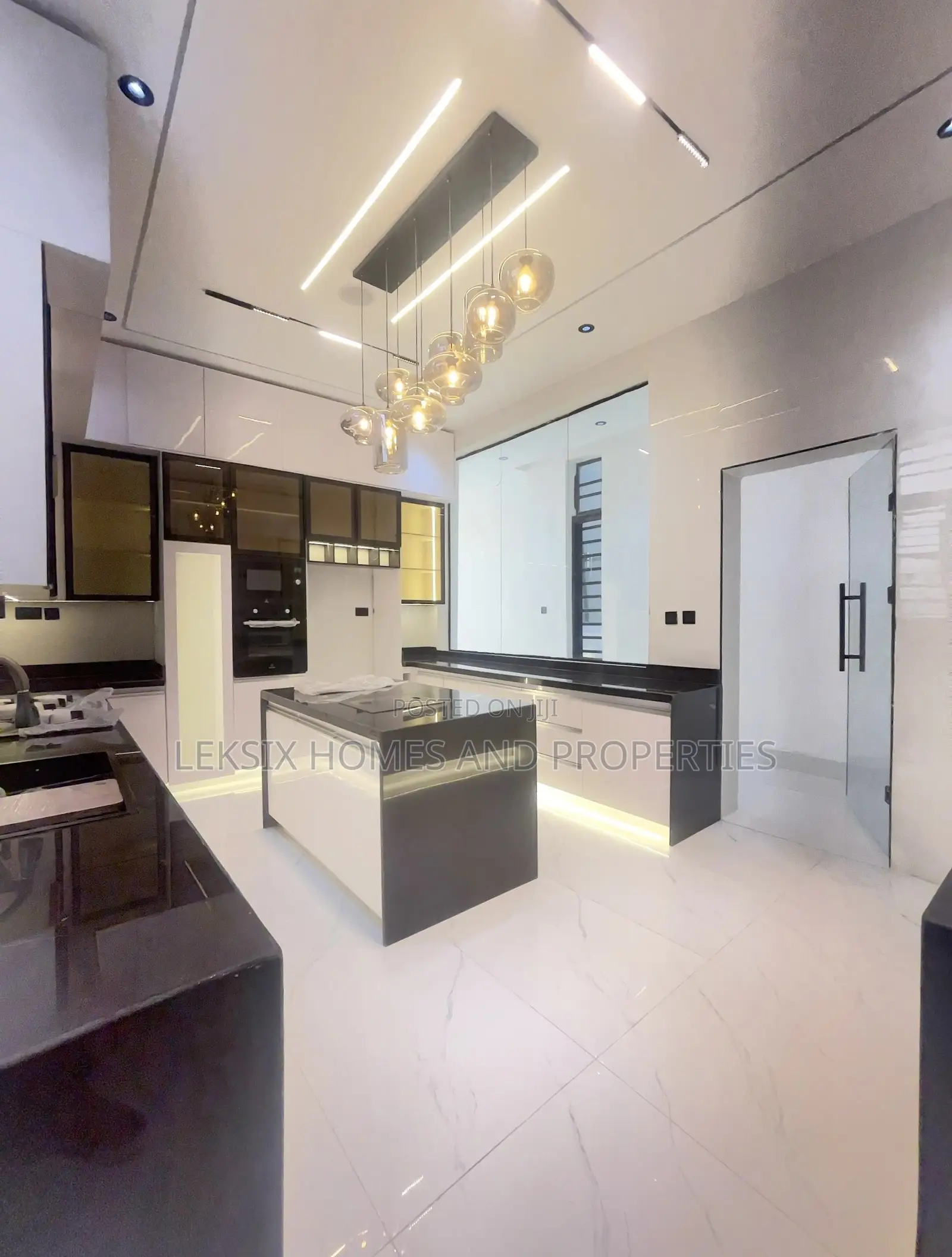 5bdrm Duplex in A Well Secured, Chevron for sale in Chevron