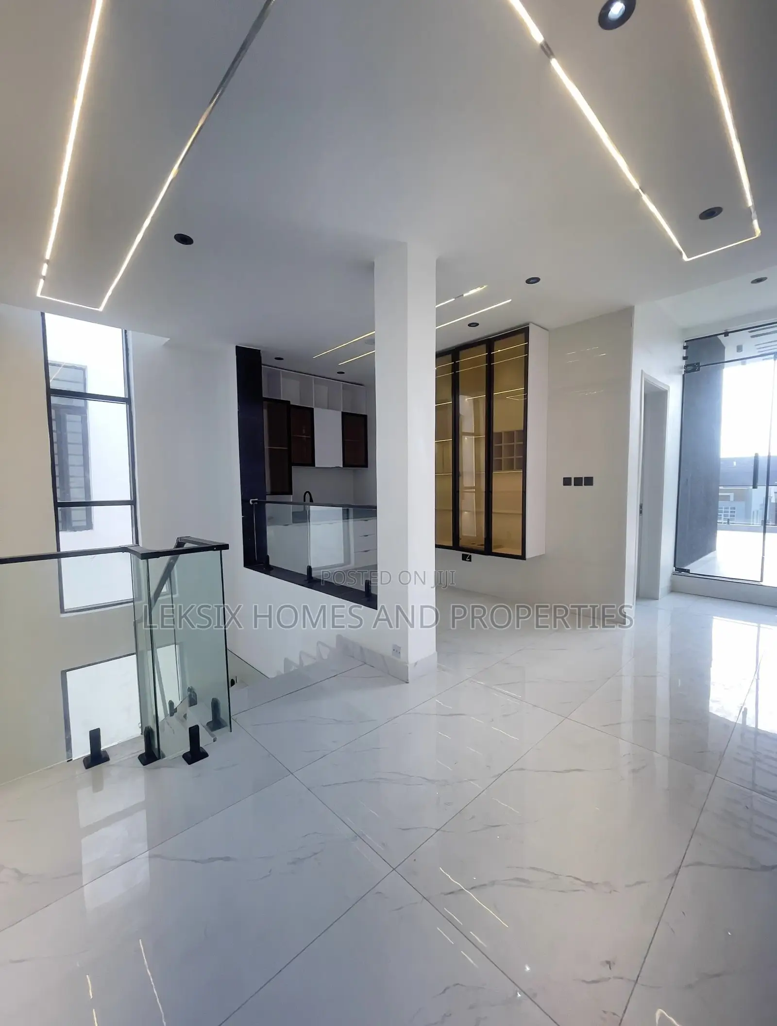5bdrm Duplex in A Well Secured, Chevron for sale in Chevron