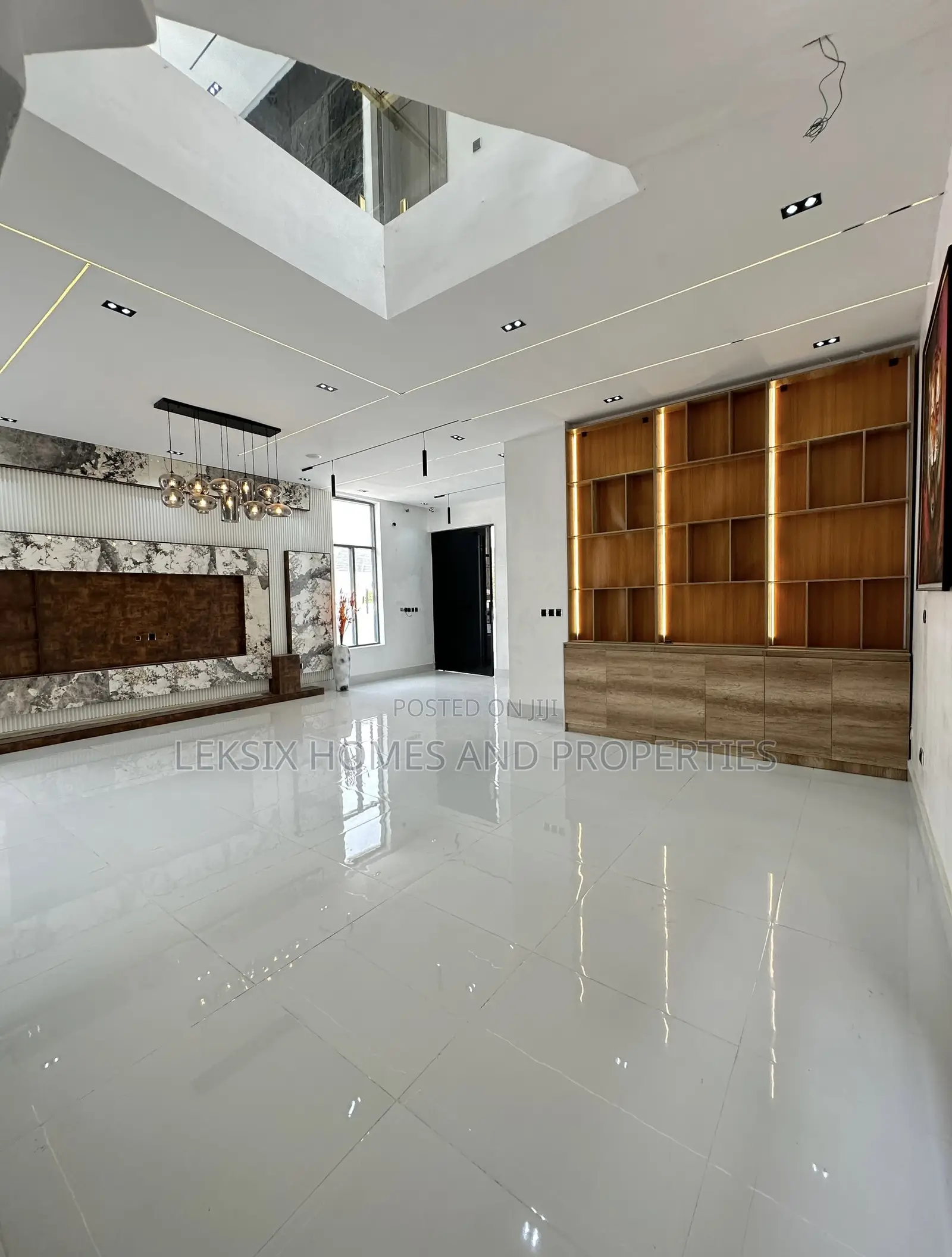 5bdrm Duplex in A Well Secured, Chevron for sale in Chevron