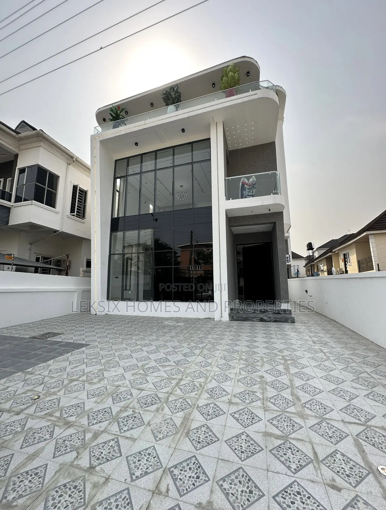 5bdrm Duplex in A Well Secured, Chevron for sale in Chevron