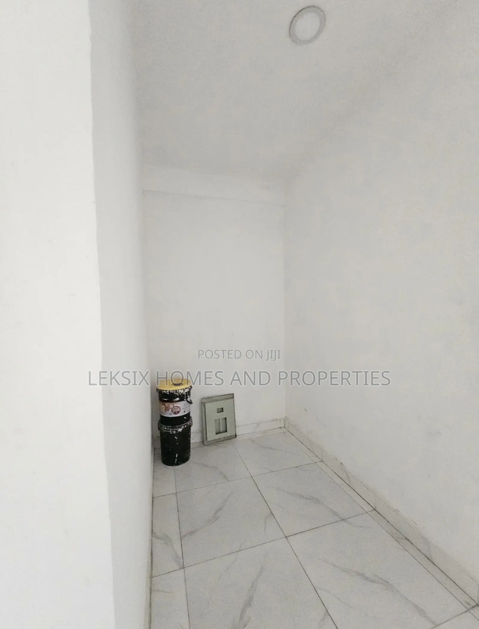 3bdrm Penthouse in A Well Secured, Ikate for sale in Ikate