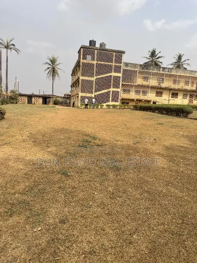 17bdrm Block of Flats in Bodija Estate for sale in Bodija