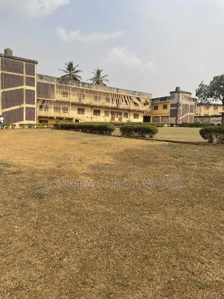 17bdrm Block of Flats in Bodija Estate for sale in Bodija