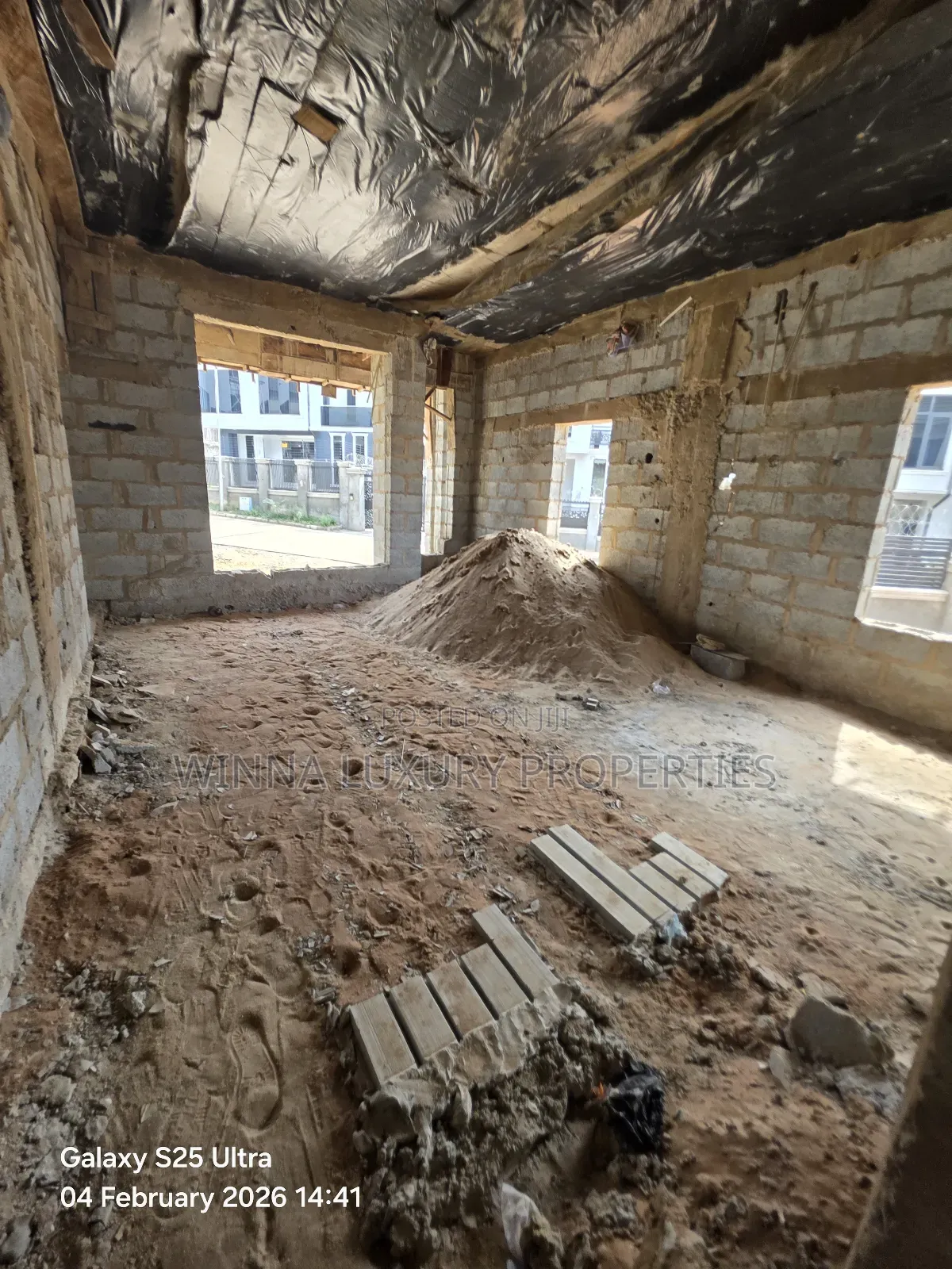 6bdrm Duplex in In An Estate At for sale in Lugbe District