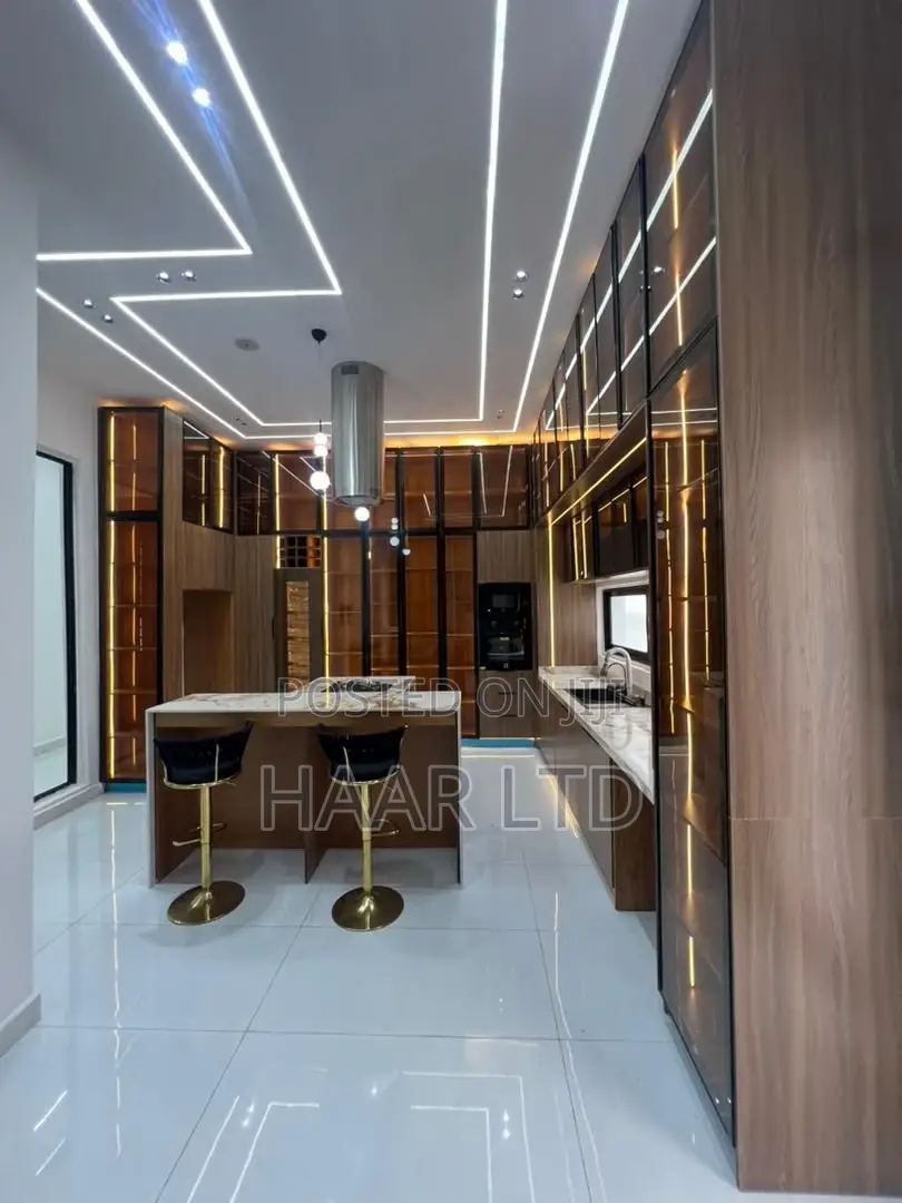 5bdrm Duplex in Ikota for sale in Ikota