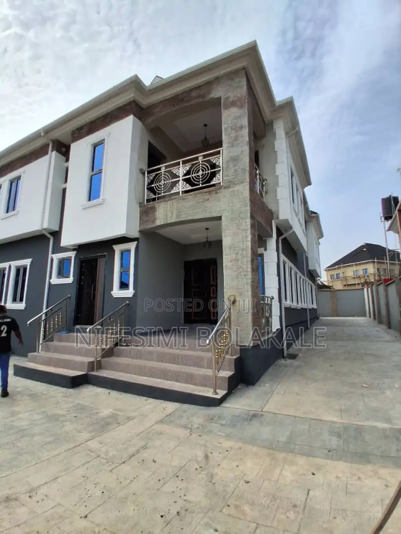 2bdrm Block of Flats in 7Up Road Oluyole, for rent in Oluyole Estate