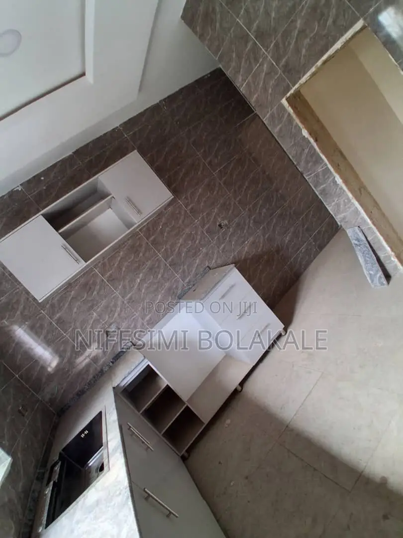 2bdrm Block of Flats in 7Up Road Oluyole, for rent in Oluyole Estate