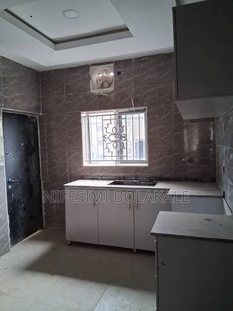 2bdrm Block of Flats in 7Up Road Oluyole, for rent in Oluyole Estate