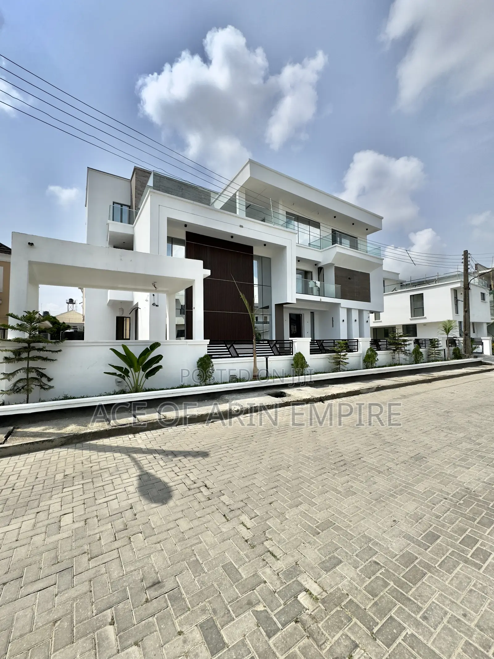6bdrm Duplex in Osapa London for sale in Osapa london