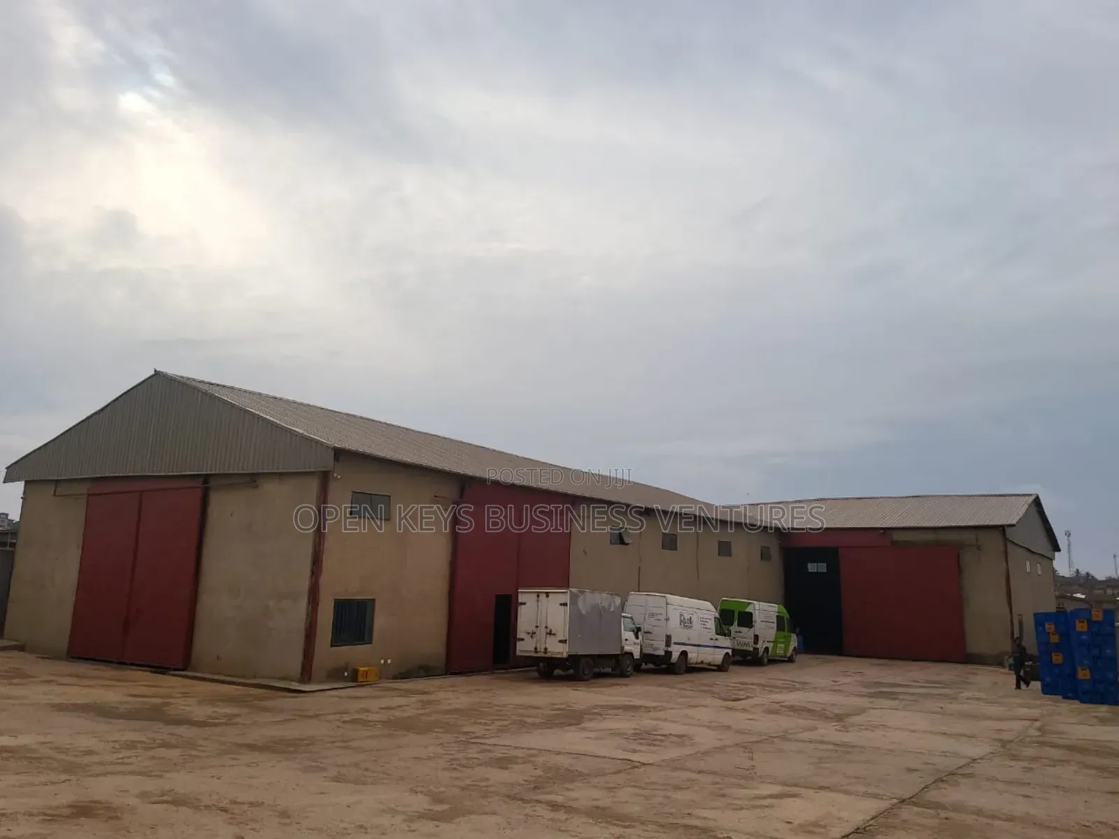 Warehouse and Office Building in CHallenge / Ibadan