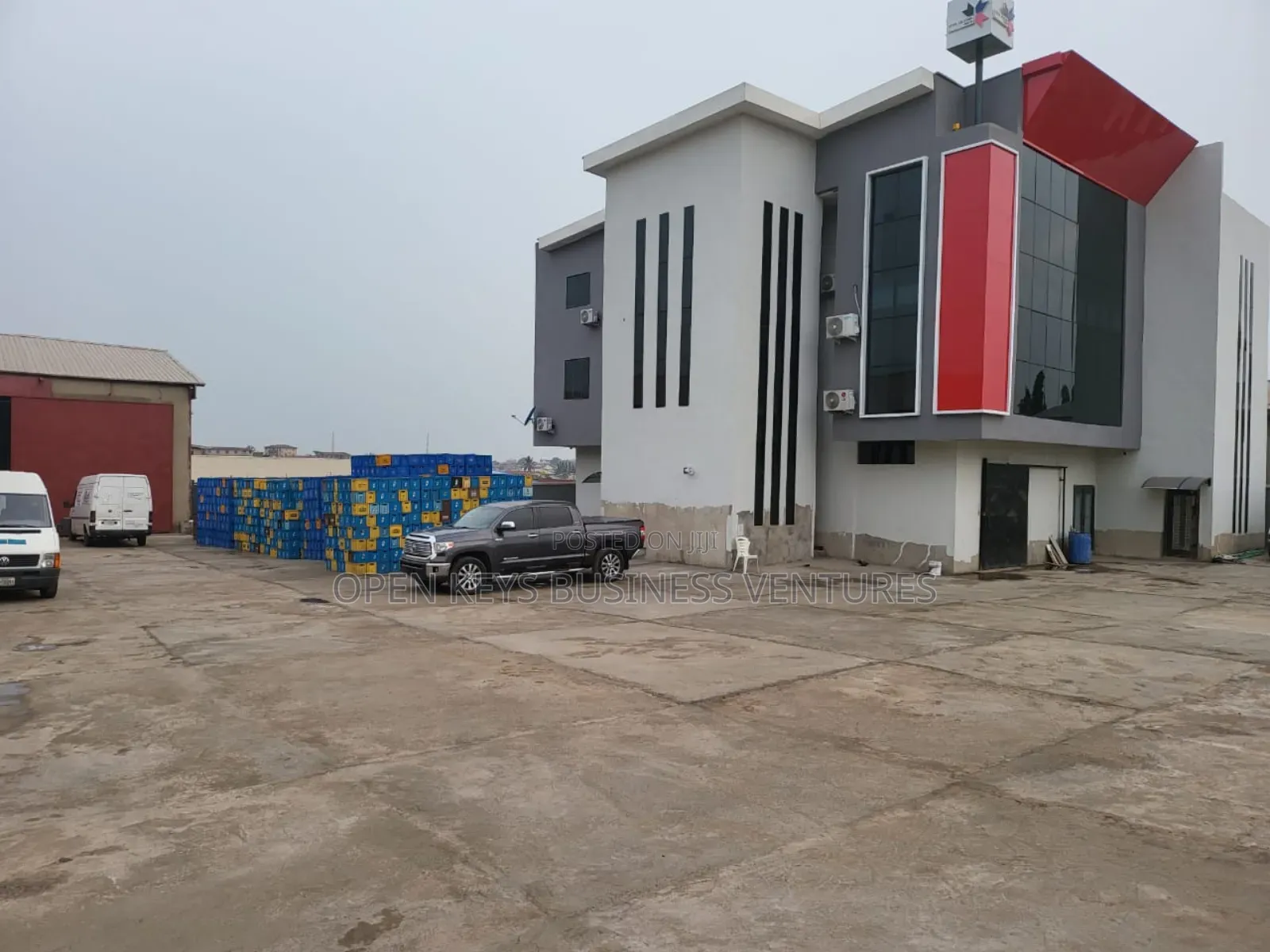 Warehouse and Office Building in CHallenge / Ibadan
