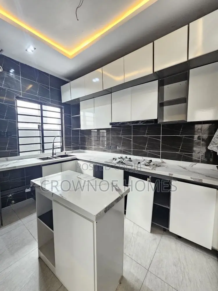 4bdrm Duplex in Chevron for sale in Chevron