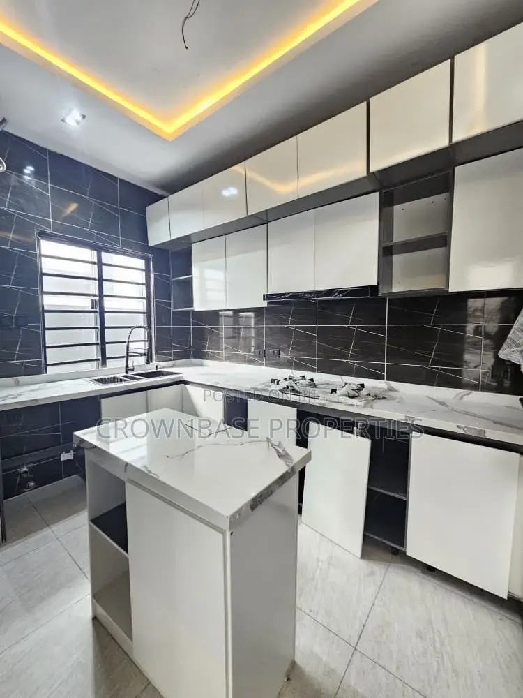 4bdrm Duplex in Chevron for sale in Chevron