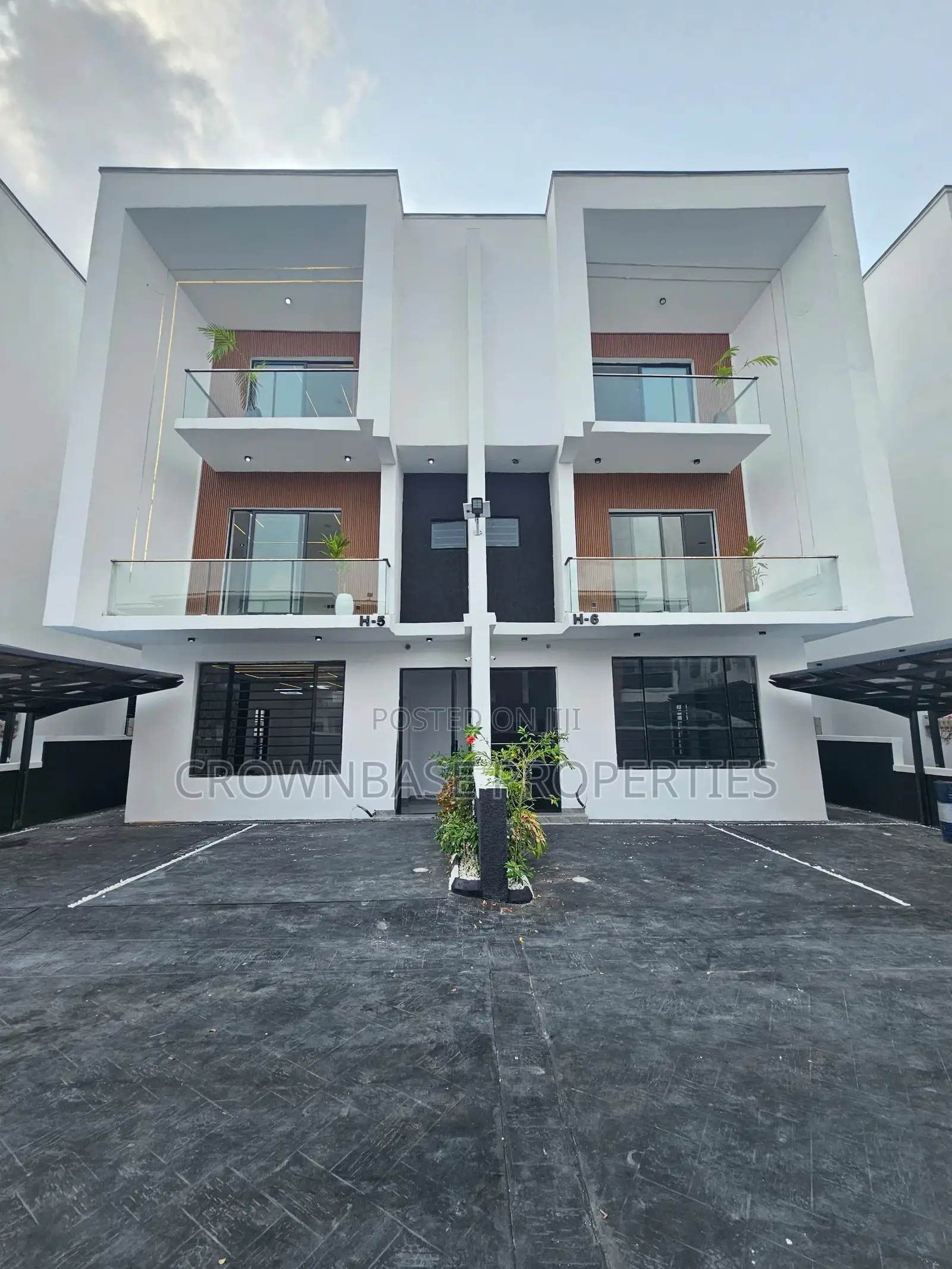 4bdrm Duplex in Chevron for sale in Chevron