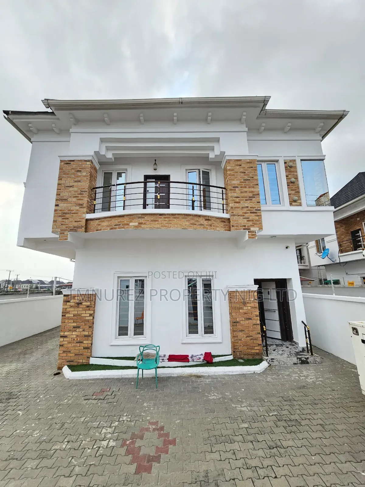 4bdrm Duplex in Orchild Road, Chevron for sale in Chevron