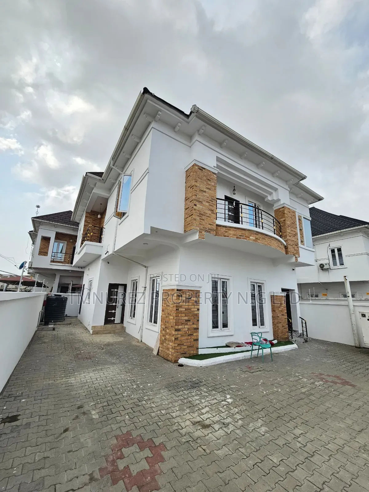 4bdrm Duplex in Orchild Road, Chevron for sale in Chevron