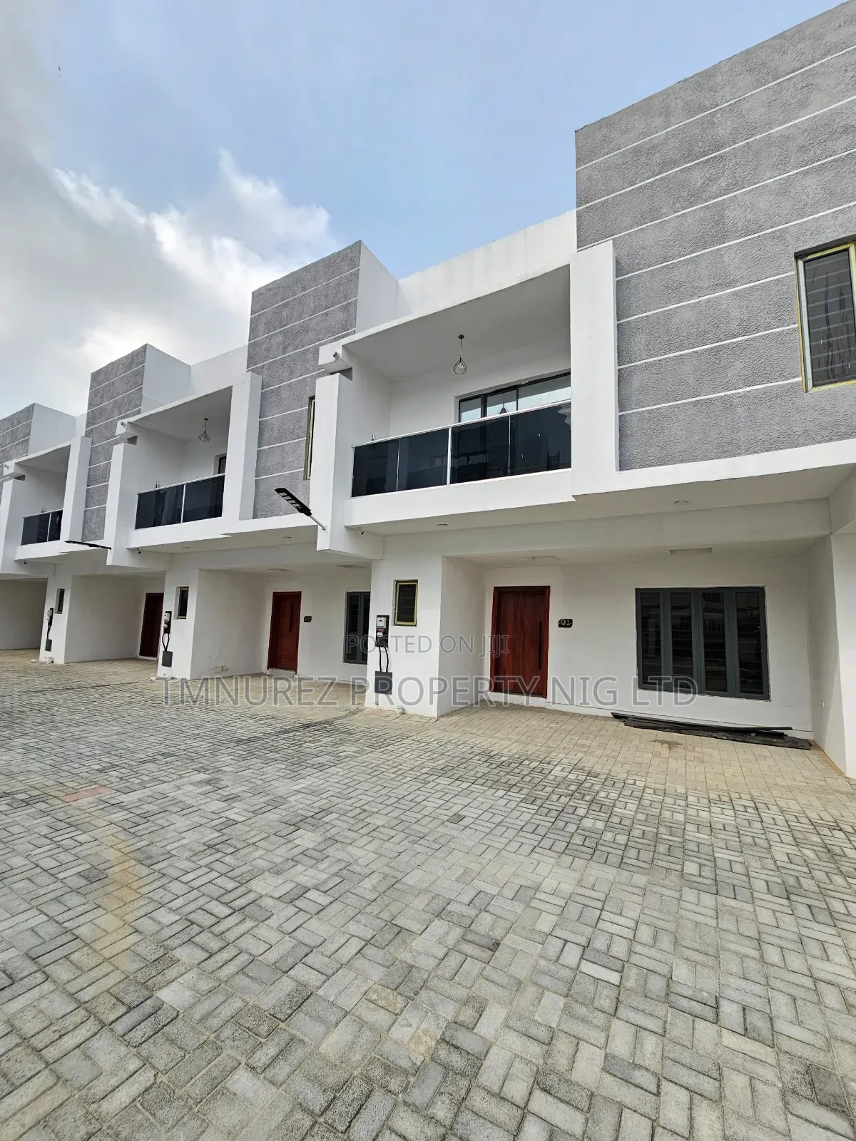 4bdrm Duplex in Orchild Road, Chevron for rent in Chevron
