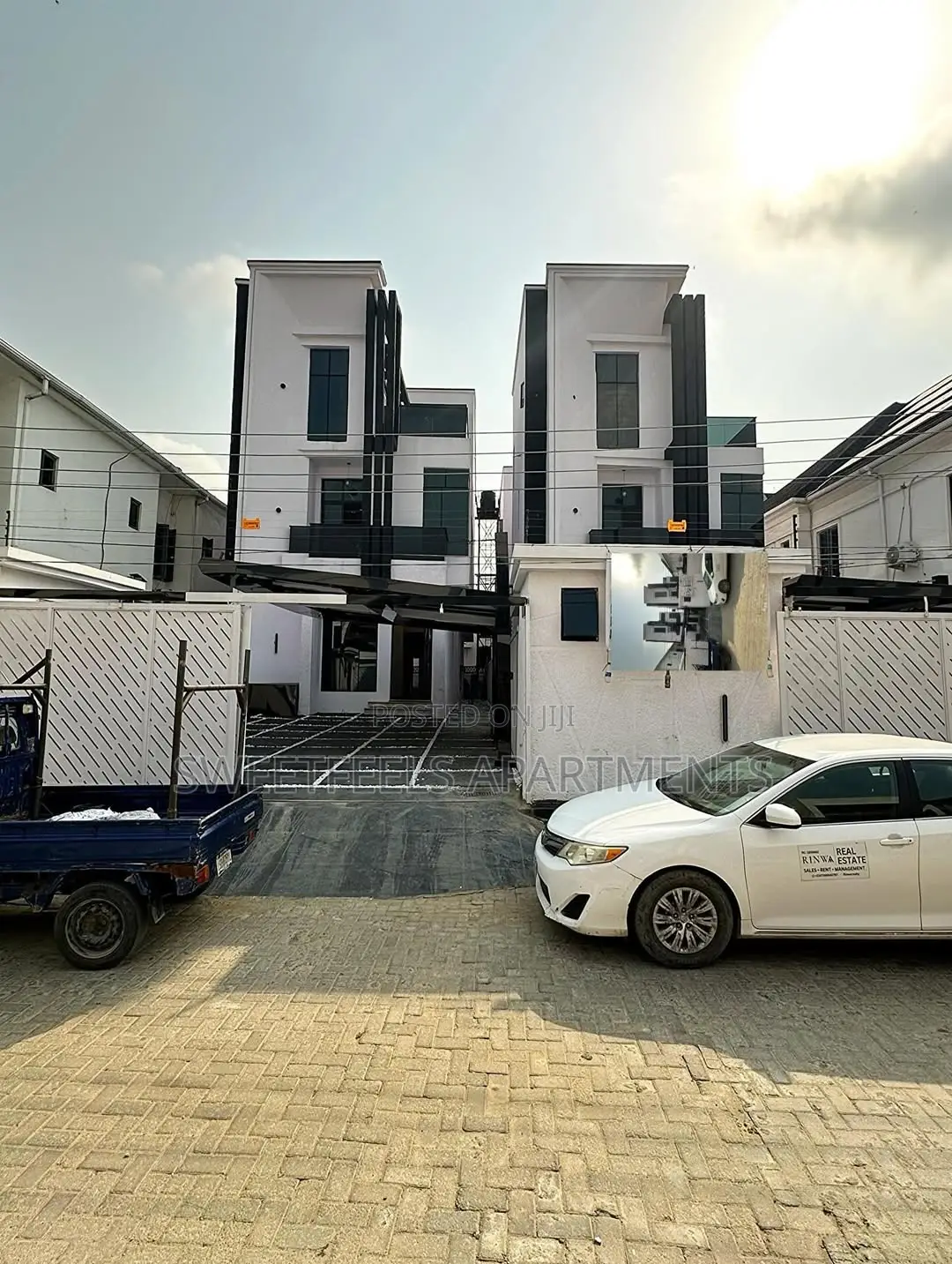5 Bedroom Fully Detached for Sale in Chevron